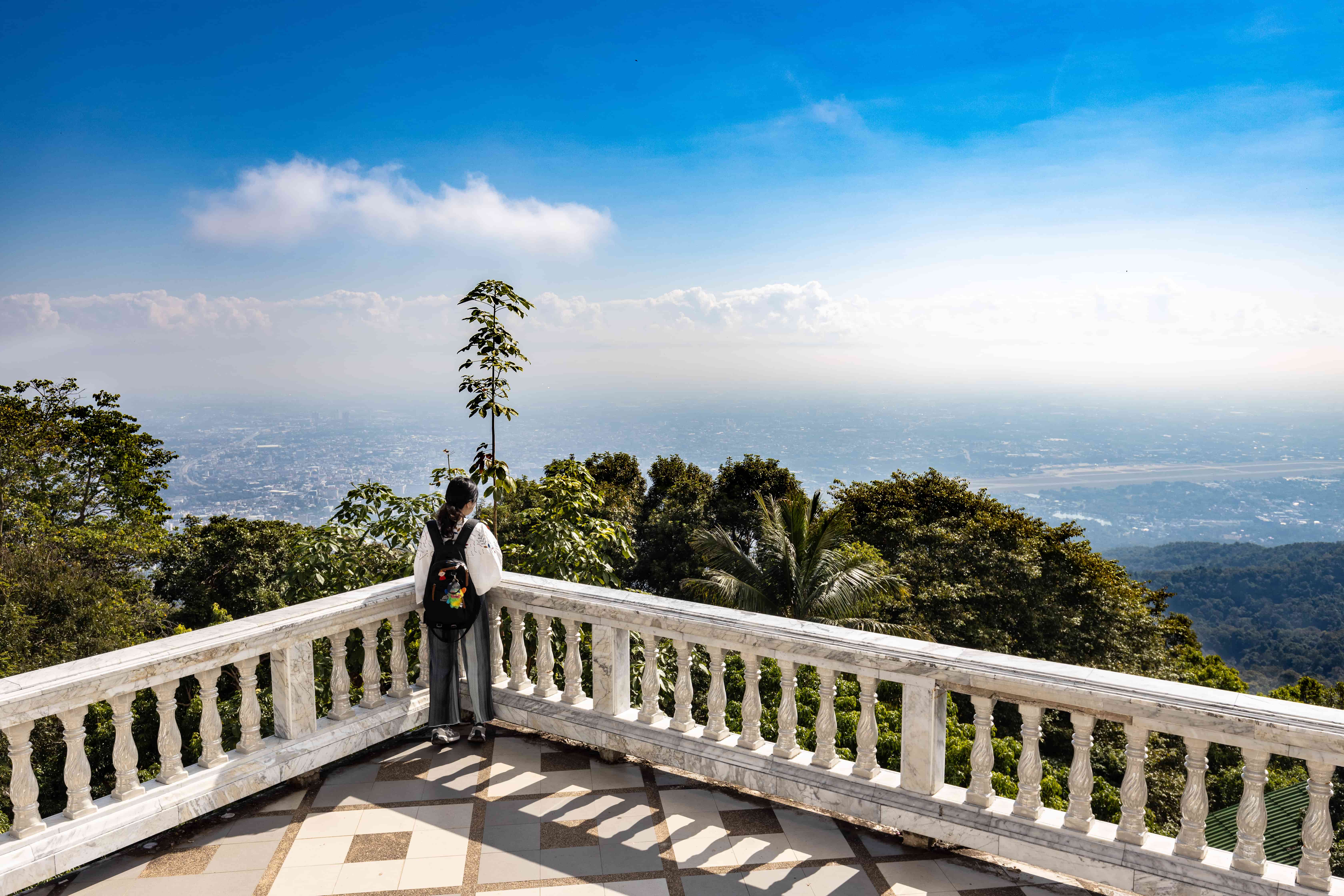 「雙龍寺」的景觀台可以眺望清邁市景，當日雖然霧濛卻不減高空視角之美。