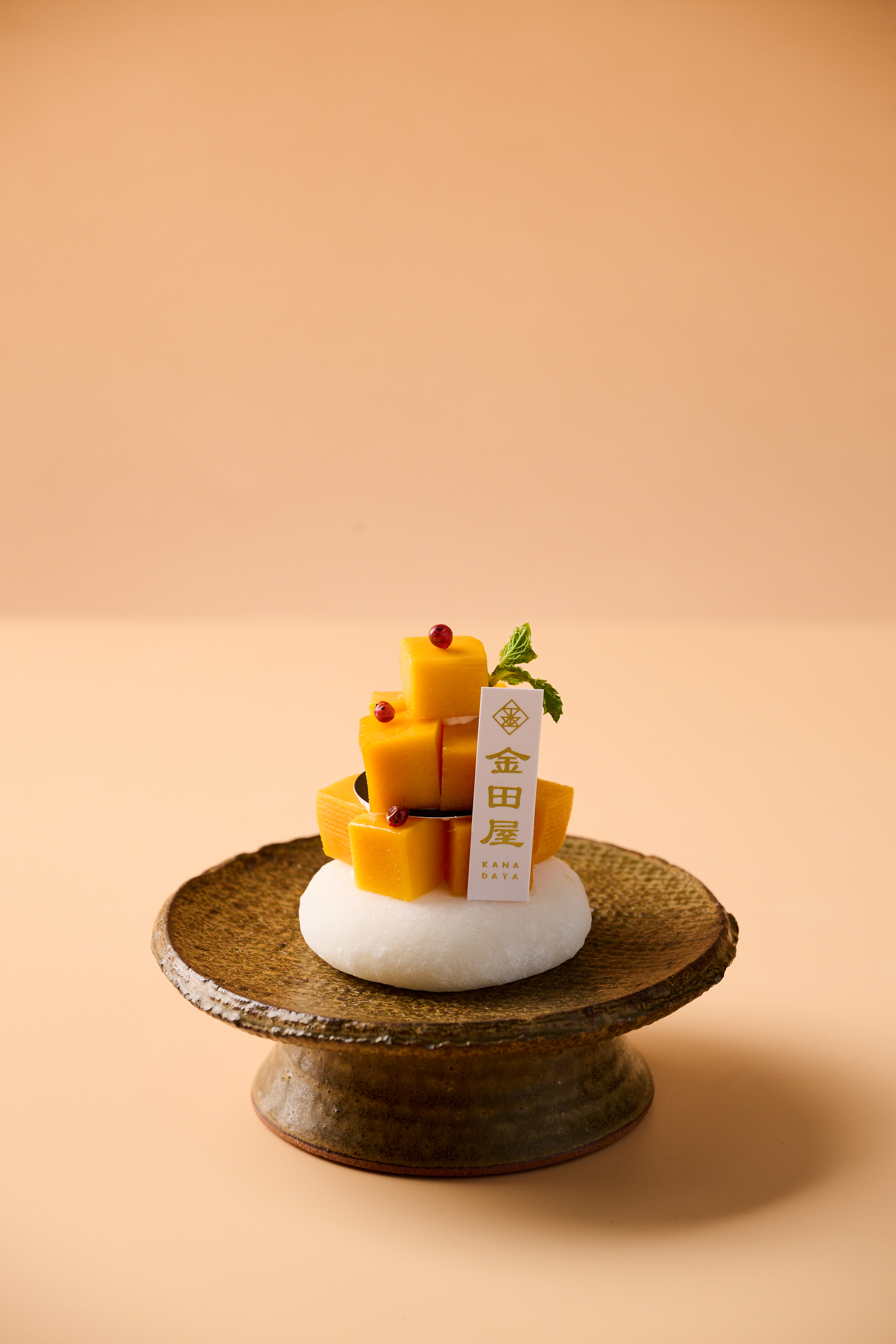 夏季限定「果韻金芒大福」新鮮芒果搭配大福奶油乳酪與滑順白豆餡,帶有濃郁果香。(220元/個)(金田屋・日本大福專賣提供)