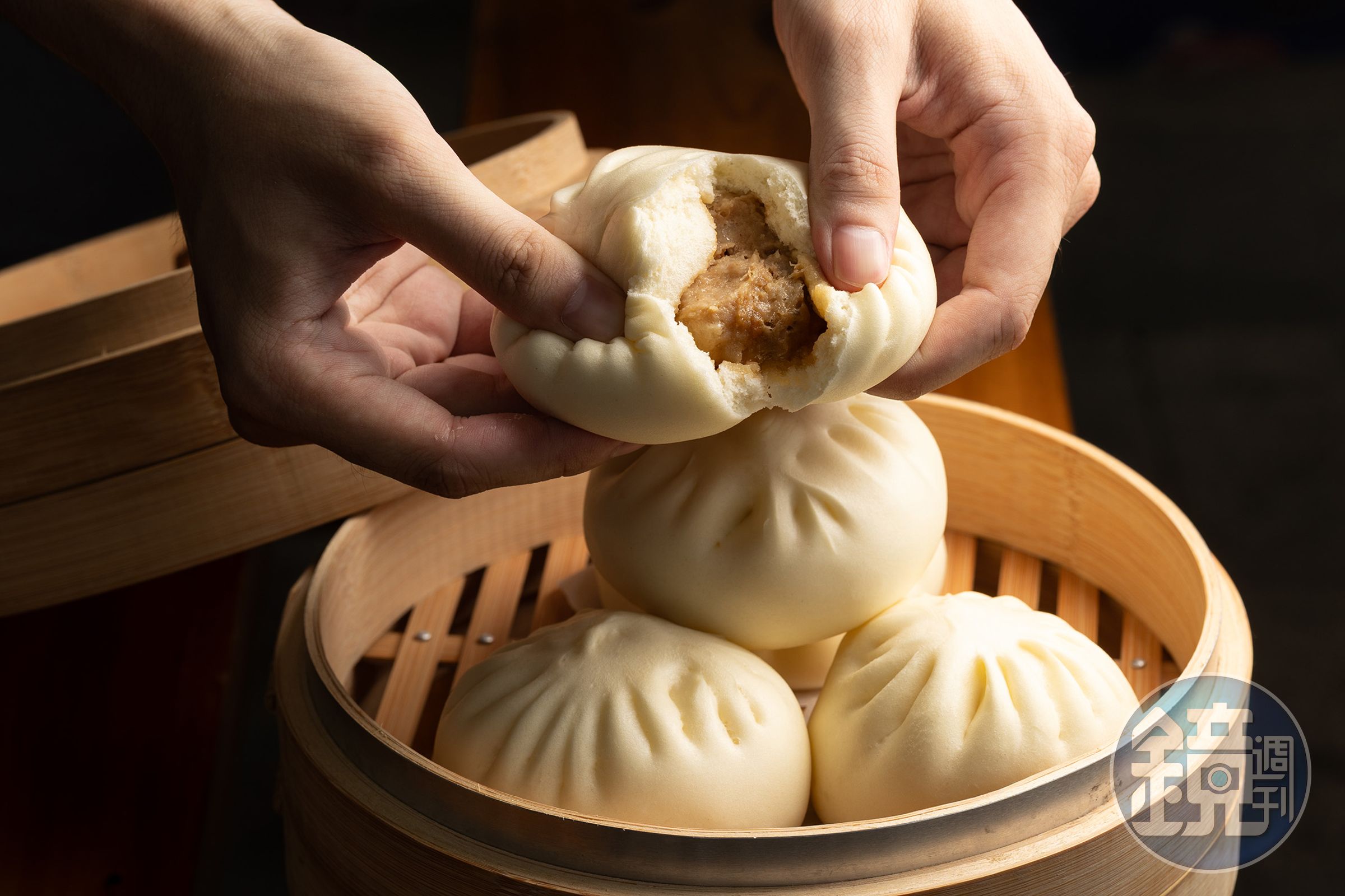 「招牌肉包」麵皮軟綿帶Q，包入豬後腿肉與脆豆的多層次口感，再淋上特製辣椒醬，是嘉義人的日常美味。（28元／顆）