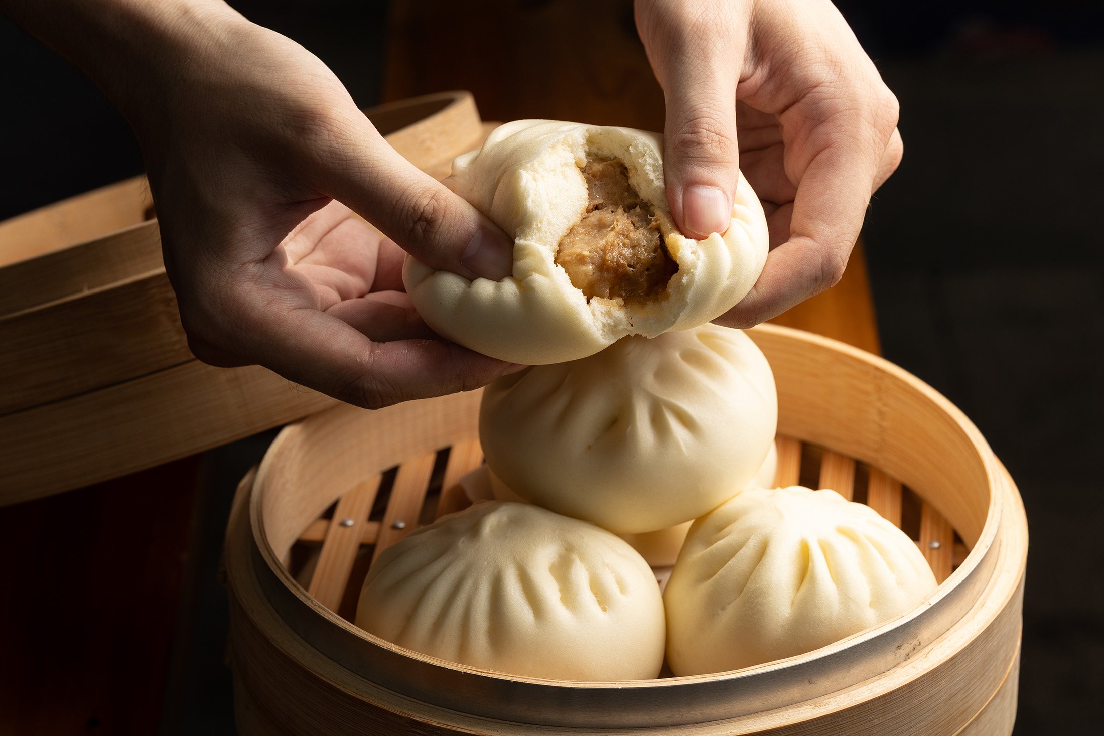 「招牌肉包」麵皮軟綿帶Q，包入豬後腿肉與脆豆的多層次口感，再淋上特製辣椒醬，是嘉義人的日常美味。（28元／顆）