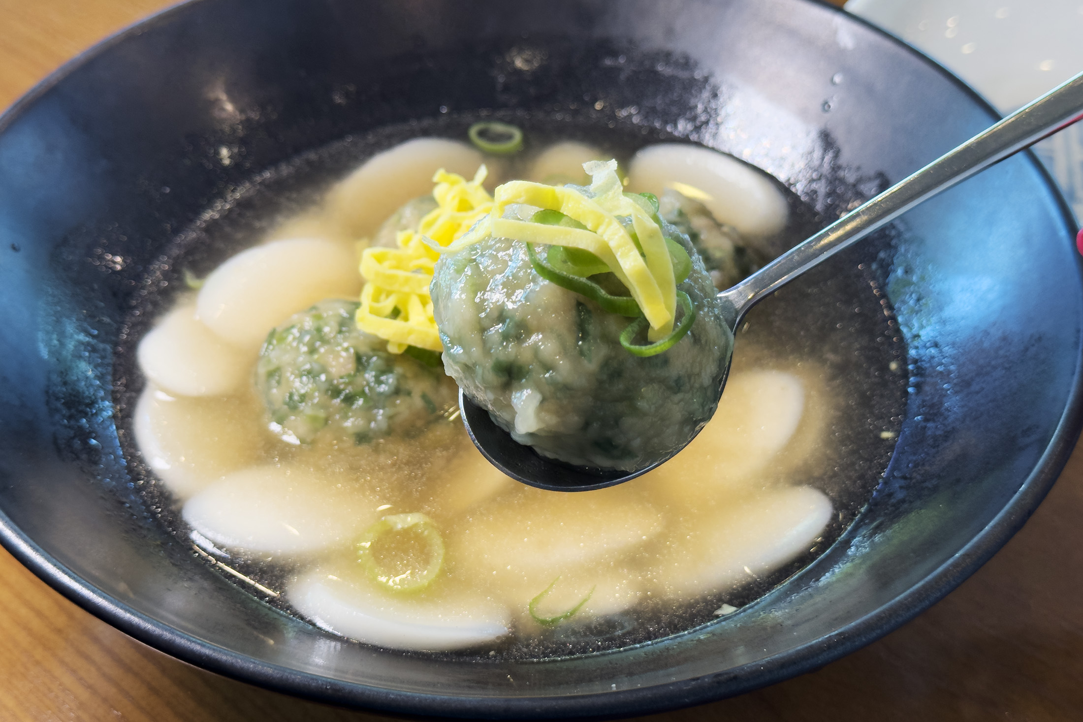 「無皮餃子湯」味道清淡順口，體現北韓樸實而溫暖的飲食文化。（韓幣12,000元／份，約NT$288）