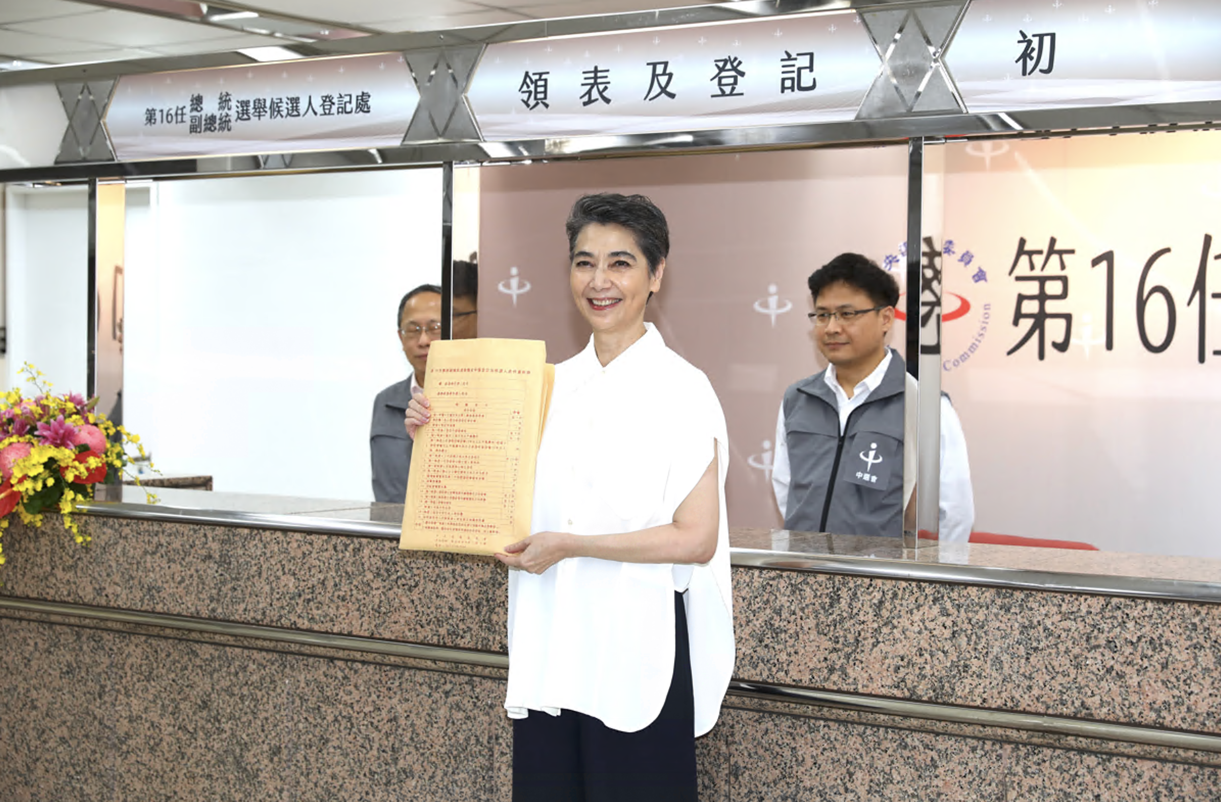 賴佩霞日前代表郭台銘到中選會領表,如今看來是白忙一場。(本刊資料照)