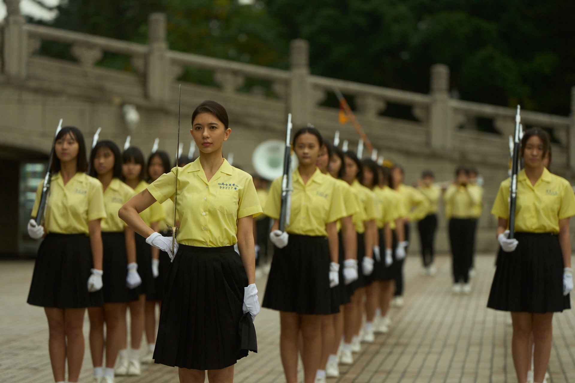 女星鄭芯恩演出景美女高儀隊隊長，演出了隊長的英氣。（未來進行曲提供）