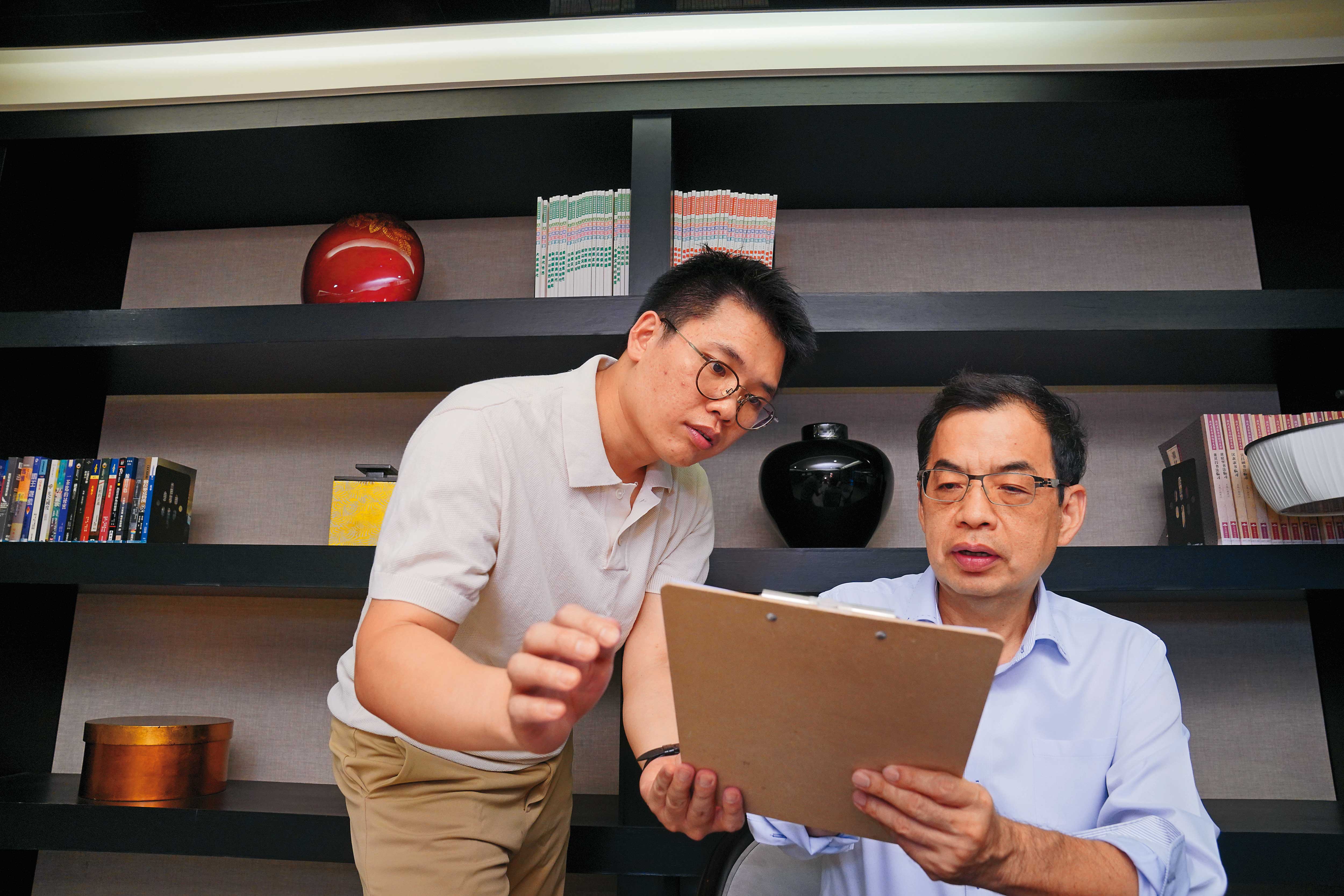 王宏智（左）教戰，買股票可透過「競拍可轉債」來評估後市，有機會找到飆股。