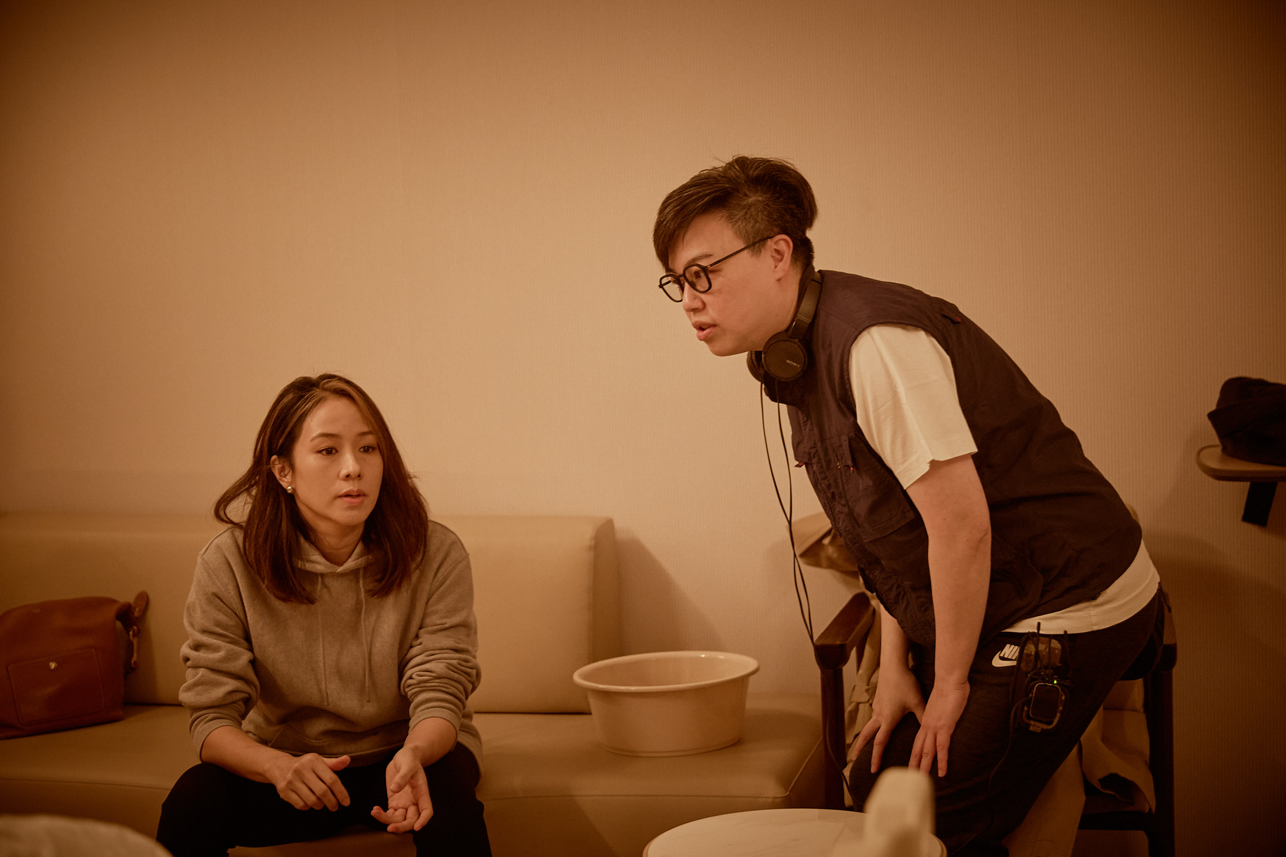 導演黃熙（右）稱讚林嘉欣（左）是非常精準、穩定性很夠的演員。（東昊影業提供）