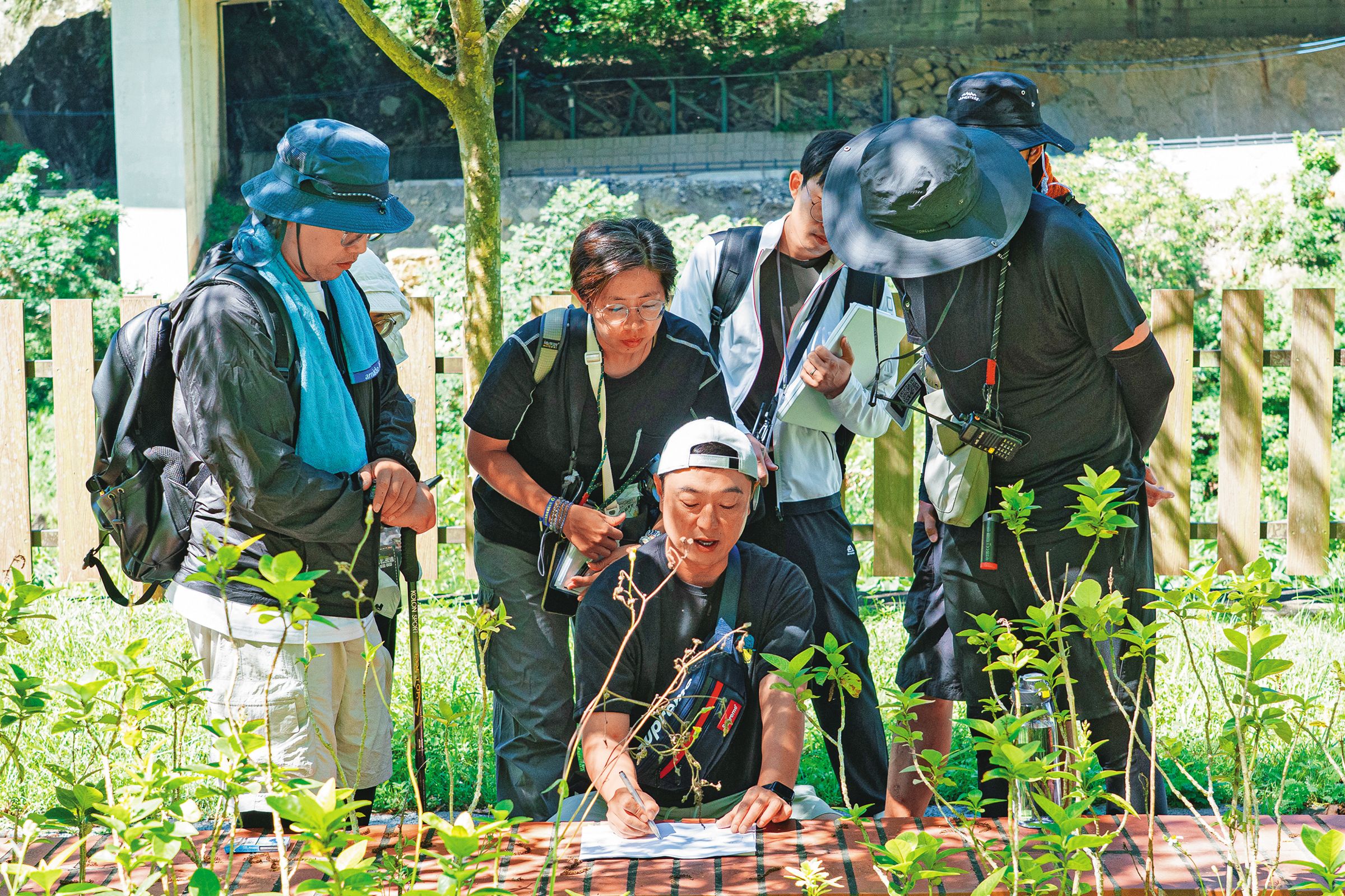 台韓團隊在拍攝期間隨時透過口譯（左二）溝通磨合，確保目標一致。（客家電視台提供）