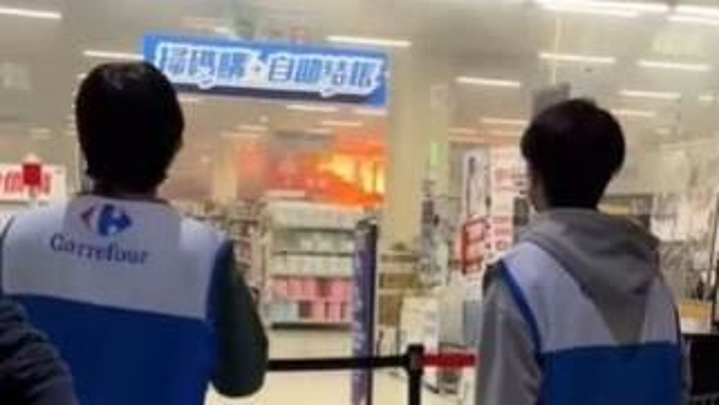 桃園市家樂福中原店2023年發生大火，導致賣場被迫停業數月，更造成數億元的鉅額損失，而起因竟僅是3名年輕男子貪玩。（翻攝畫面）