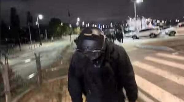 6小時戒嚴震撼全韓影像一次看！武裝軍向人民道歉，議員翻牆進國會。（翻自YT畫面）