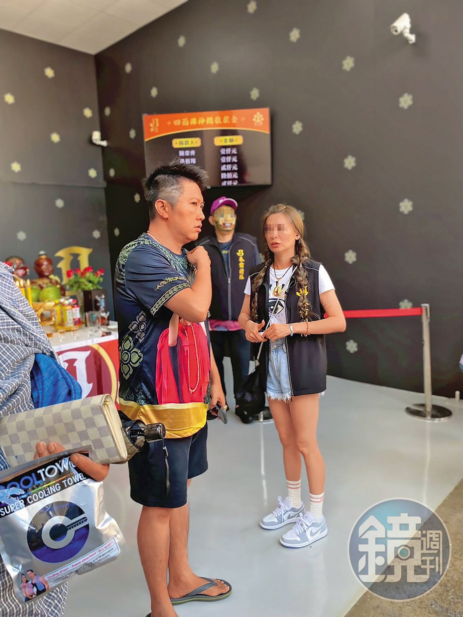 無論直播或全台奔走，寶爺（右）都常跟在賓賓哥（左）身邊。（讀者提供）