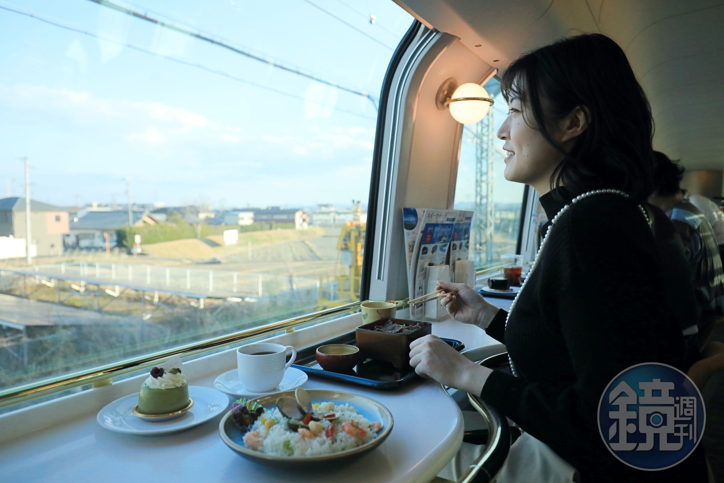 搭乘觀光特急「Shimakaze」 能從大阪、京都、名古屋等地前往伊勢志摩,車內販售各種沿線名產,像是海鮮雜燴飯、松板牛肉咖哩等餐點。