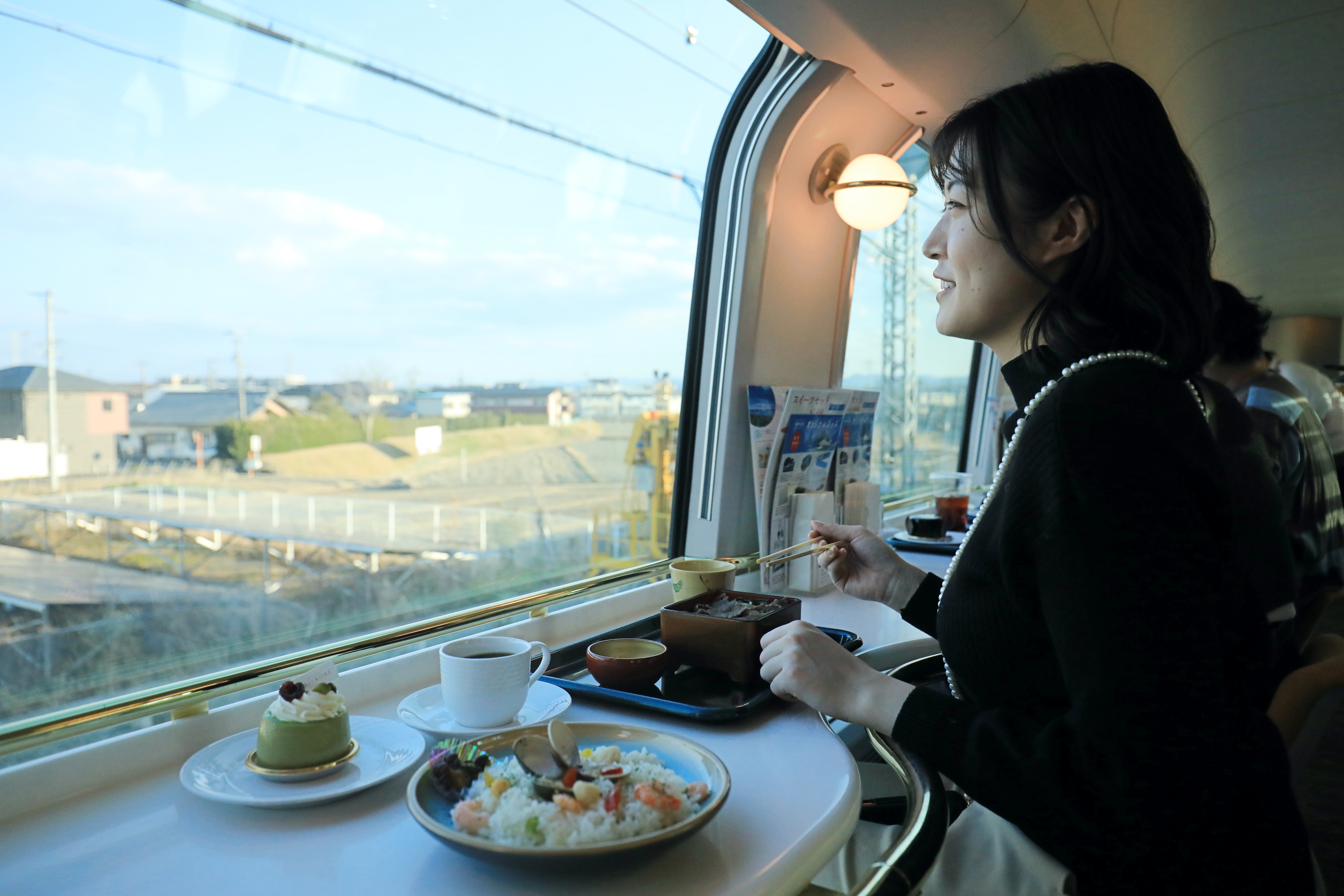 搭乘觀光特急「Shimakaze」 能從大阪、京都、名古屋等地前往伊勢志摩，車內販售各種沿線名產，像是海鮮雜燴飯、松板牛肉咖哩等餐點。
