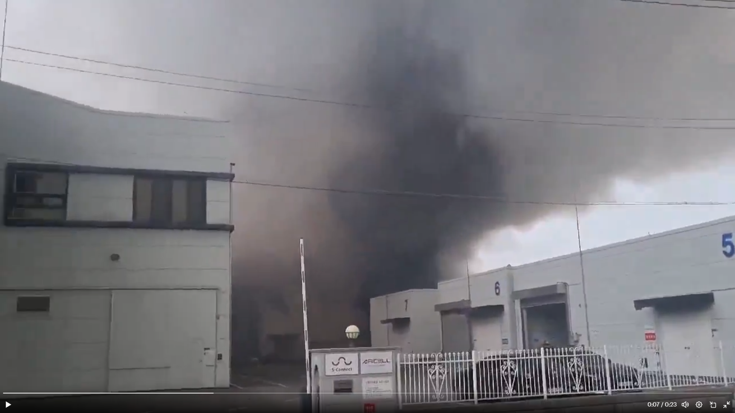 AriCell工廠發生火災,截至目前已確認1人心臟驟停、1人重傷、5人輕傷,尚有19人受困。(翻攝自X@tbsseoul)