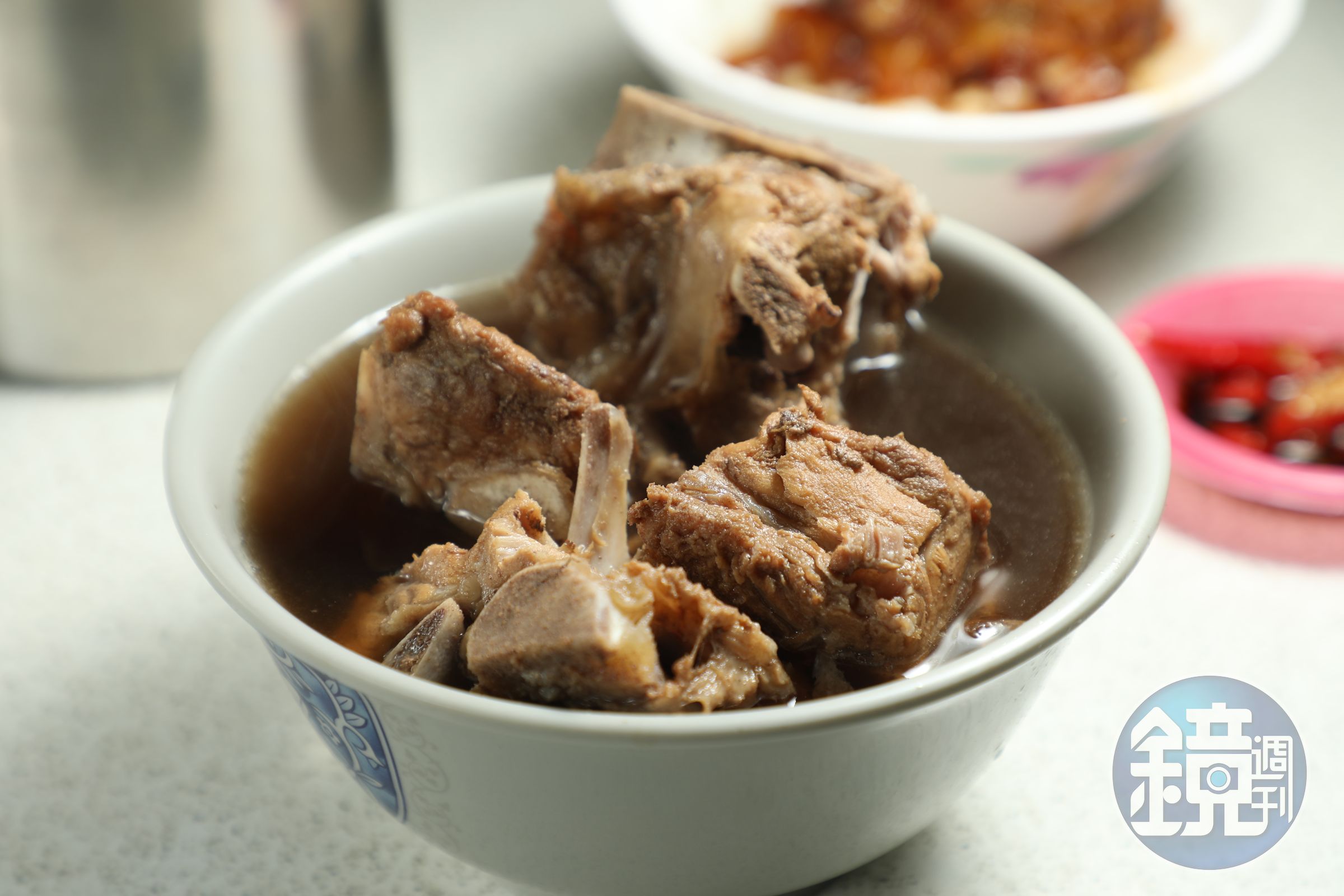 「葉家藥燉排骨」的湯頭溫潤回甘，沒有中藥的苦澀，並保留豬肉的鮮甜。（何宗昇攝）