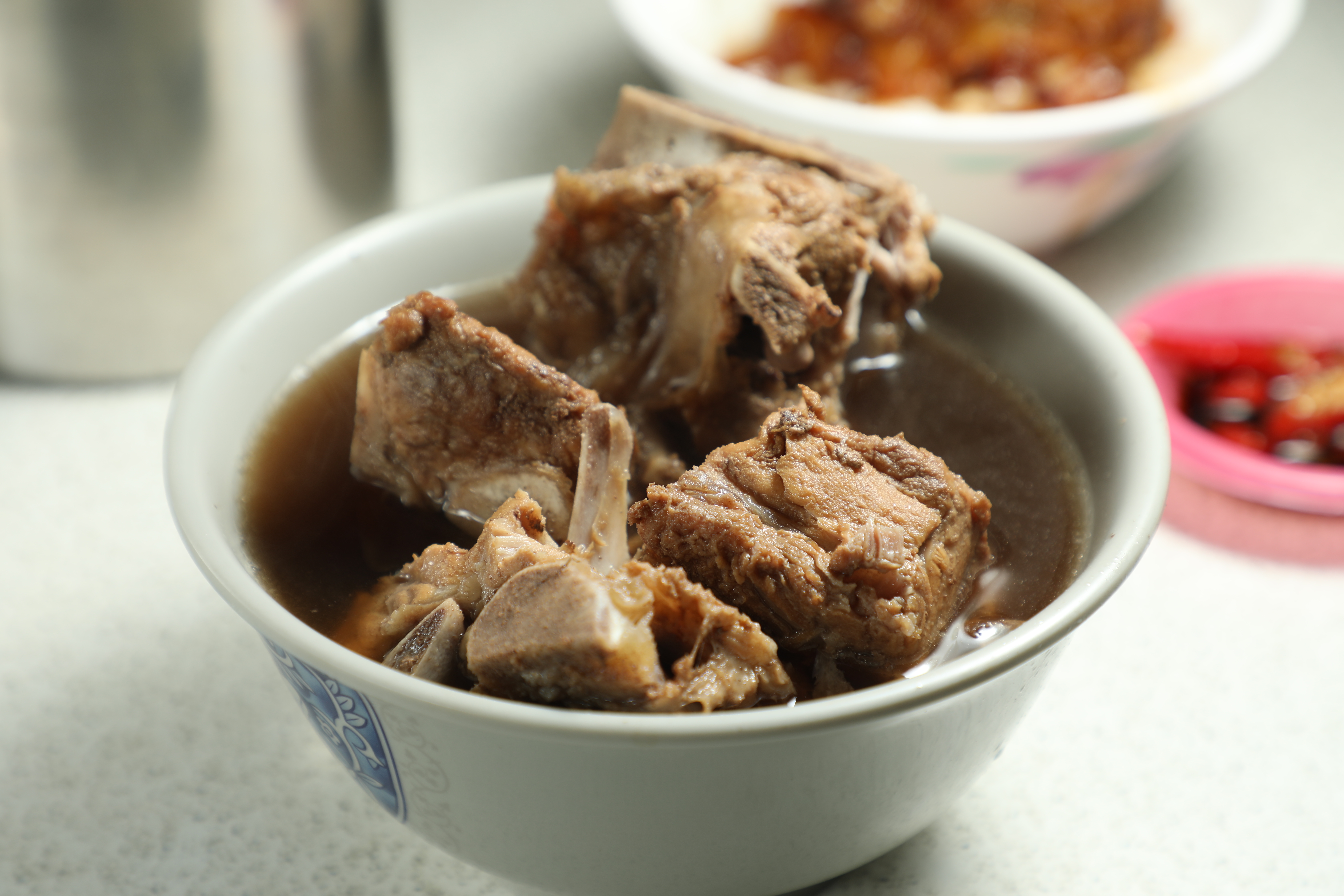 「葉家藥燉排骨」的湯頭溫潤回甘，沒有中藥的苦澀，並保留豬肉的鮮甜。（何宗昇攝）