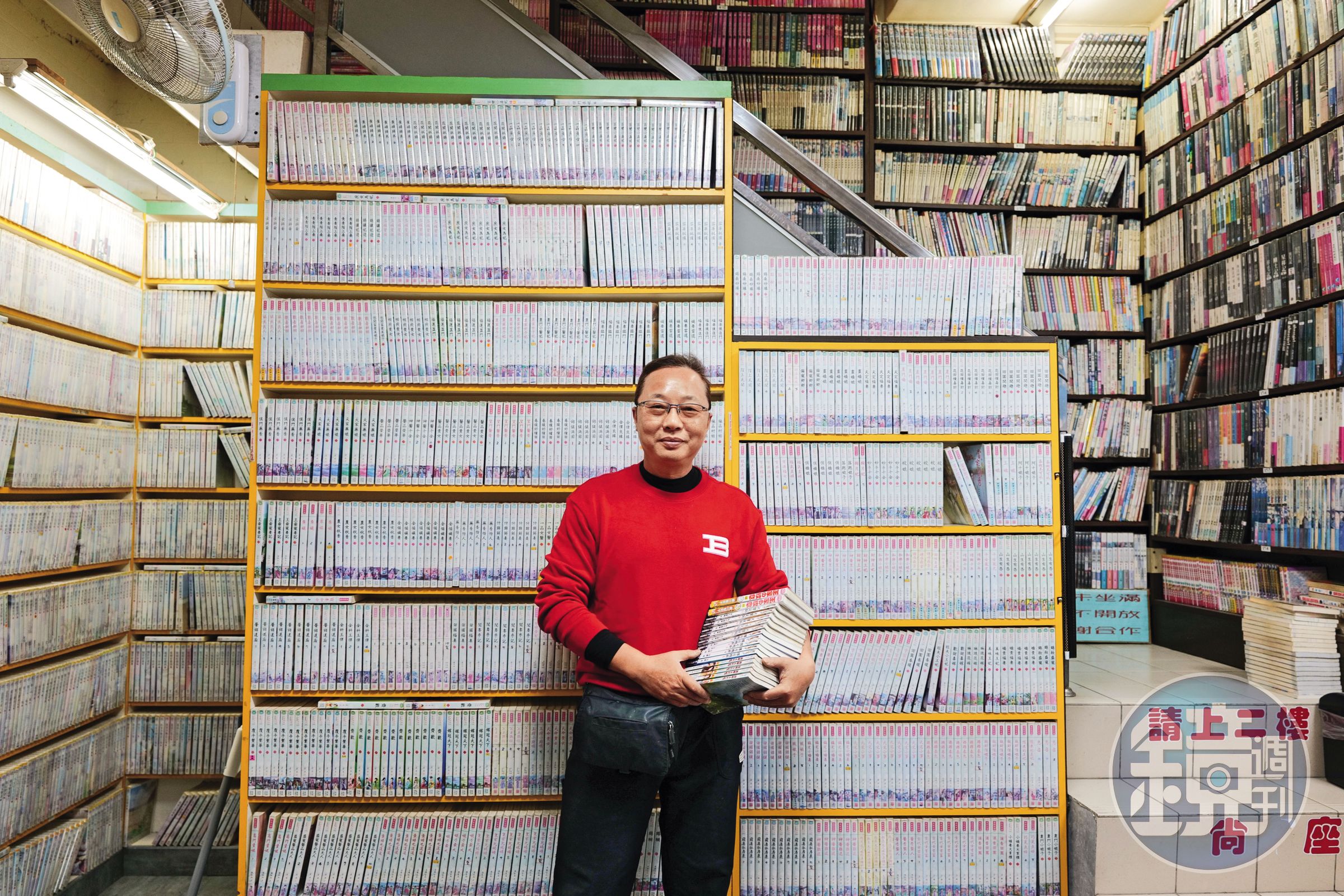 張有添開租書店二十多年,生意從大起到大落,一度想結束營業,後來兒子開早午餐店斜槓經營。(杭大鵬攝)