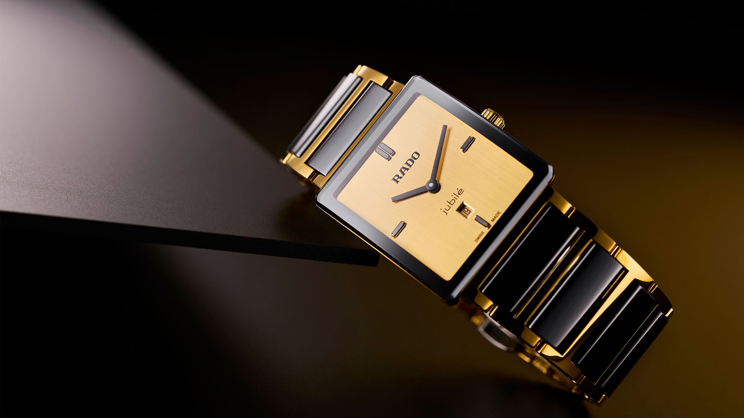 RADO Integral Limited Edition｜錶徑28mm／PVD不鏽鋼及黑色高科技陶瓷中央鍊節／時、分、日期指示／石英機芯／時標鑲嵌五顆黑化處理的長方形鑽石／定價NT$117,500（限量1986只）
