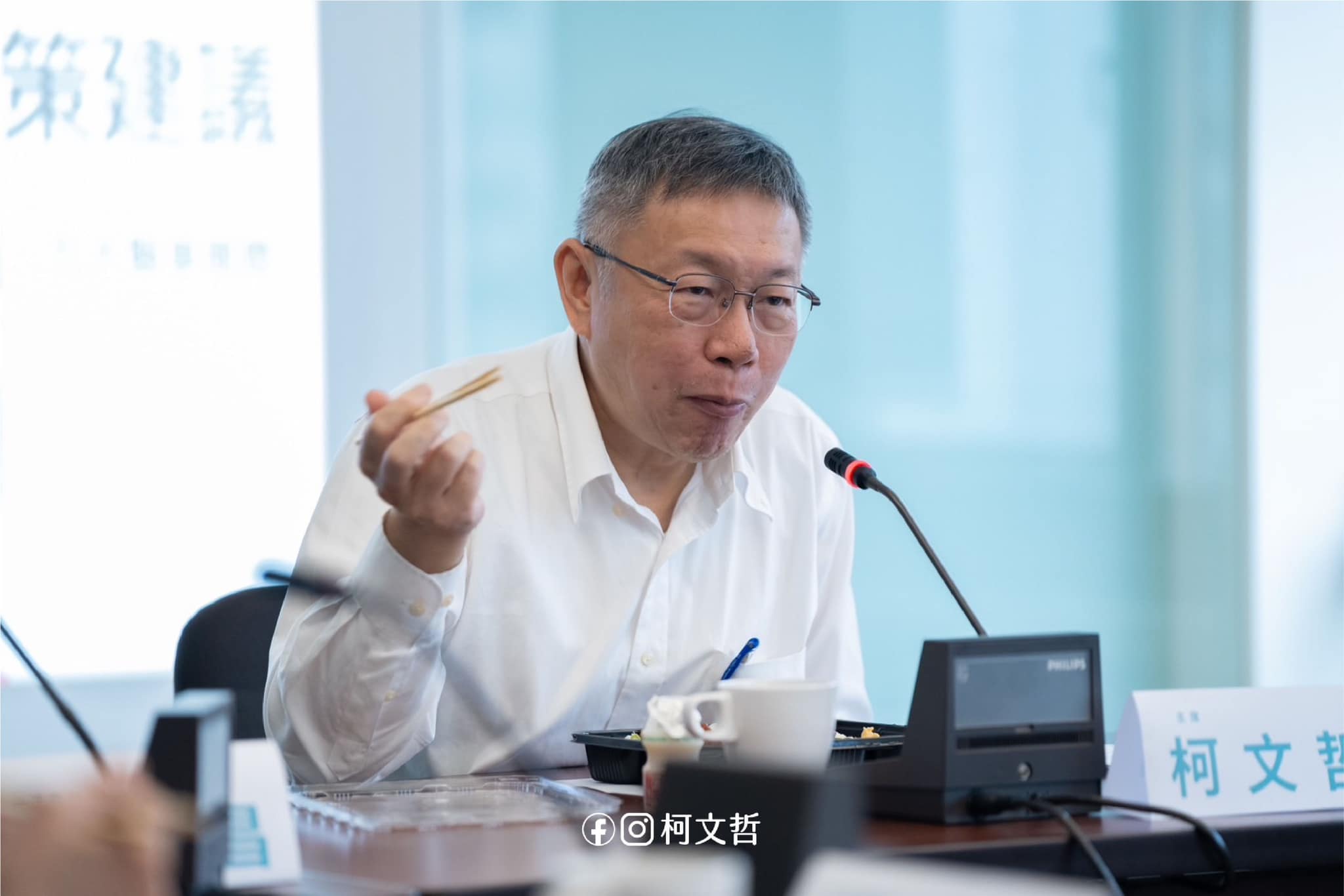 面對市議員的質疑，柯文哲嗆「這些沒有牌照的議員，更厲害是不是？」（翻攝自臉書＠柯文哲）