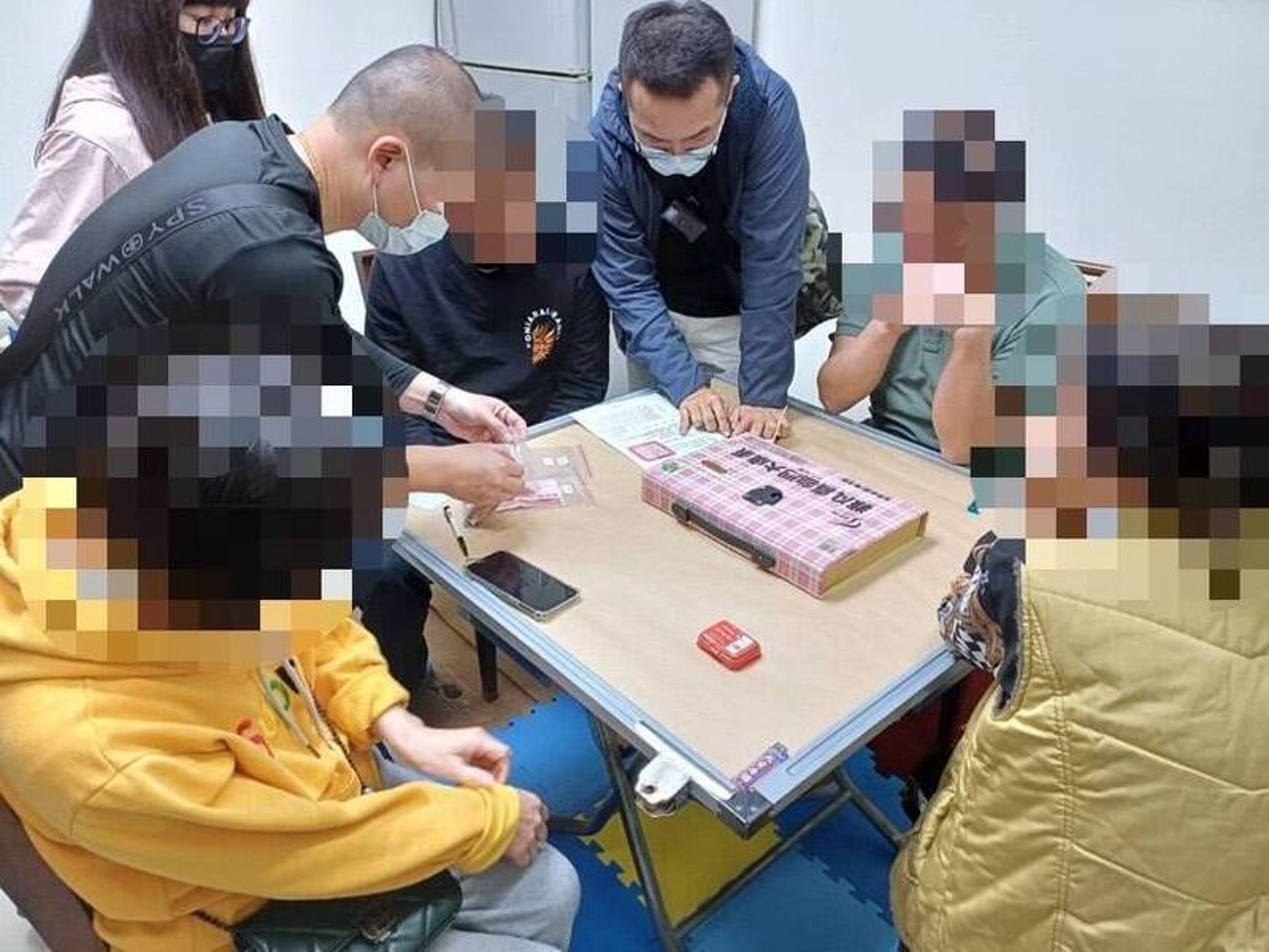 林姓員警協助女友在家開設麻將賭場，有抽頭行為，被移送法辦，且記兩大過免職。（翻攝畫面）