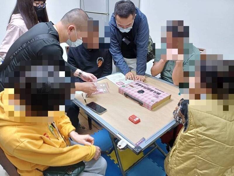 林姓員警協助女友在家開設麻將賭場，有抽頭行為，被移送法辦，且記兩大過免職。（翻攝畫面）