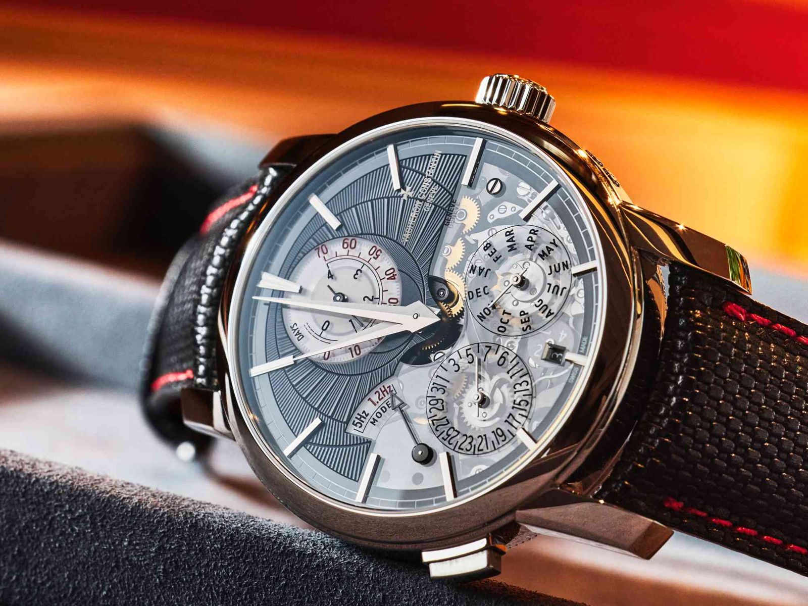 VACHERON CONSTANTIN 江詩丹頓的全新 Twin Beat 萬年曆腕錶來台展出。此錶採用 42 毫米950 鉑金錶殼,搭載厚度僅 6 毫米、由 480 枚零件構成的 3610 QP 手上鏈機芯。佩戴時以 5 赫茲活躍模式運轉,動力達 4 天;收藏時可切換至 1.2 赫茲靜待模式,將動力延長至 70 天。兩組獨立輪系切換時,時間與萬年曆顯示持續運作,並通過日內瓦印記認證。