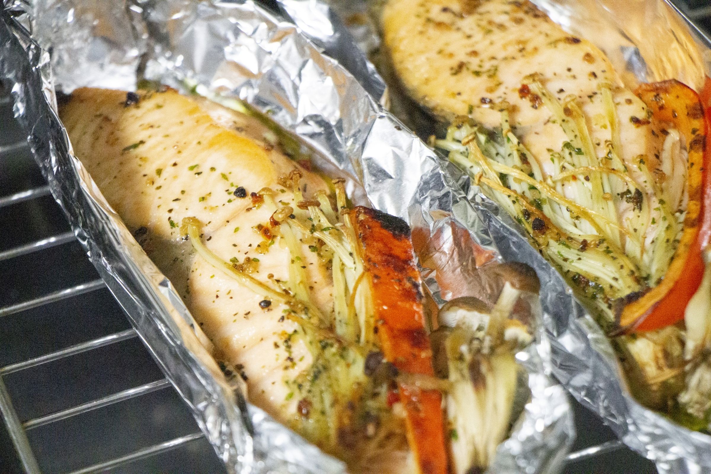 中秋烤肉時,總會聽到鋁箔紙霧面朝外包覆食材比較快熟的都市傳說。(示意圖,photo-ac)