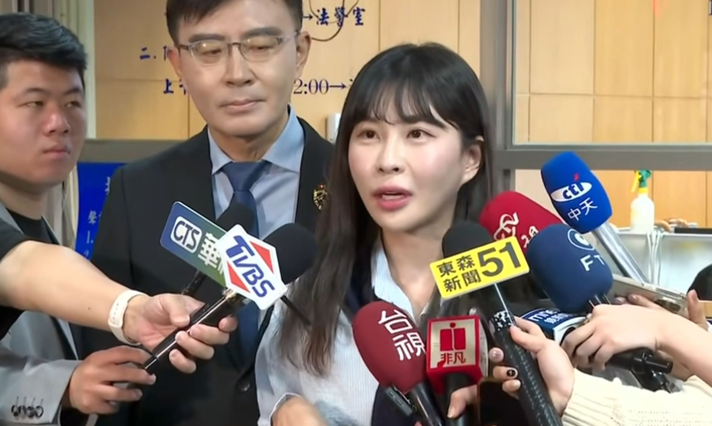 仙塔律師李宜諪今出庭再次喊冤強調不認識詐團。（鏡新聞）