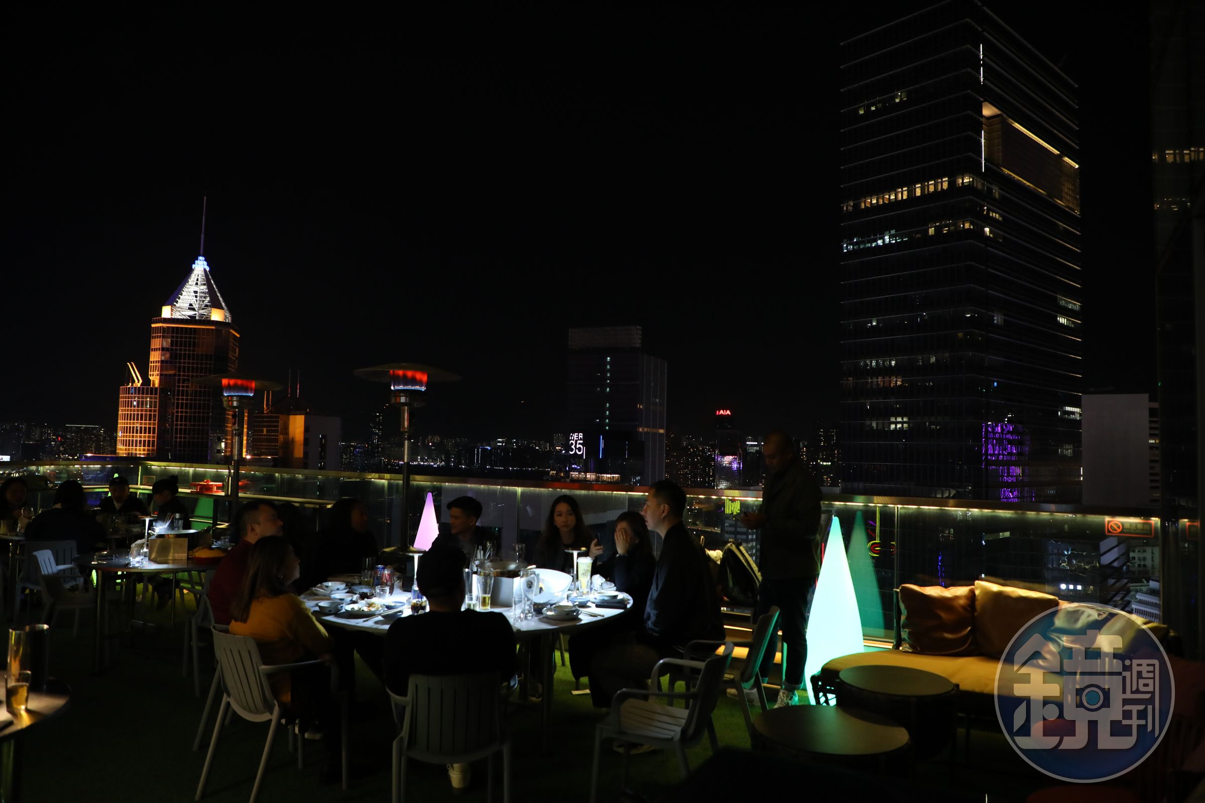 在高樓露台上，一邊吃火鍋一邊欣賞銅鑼灣的夜景。