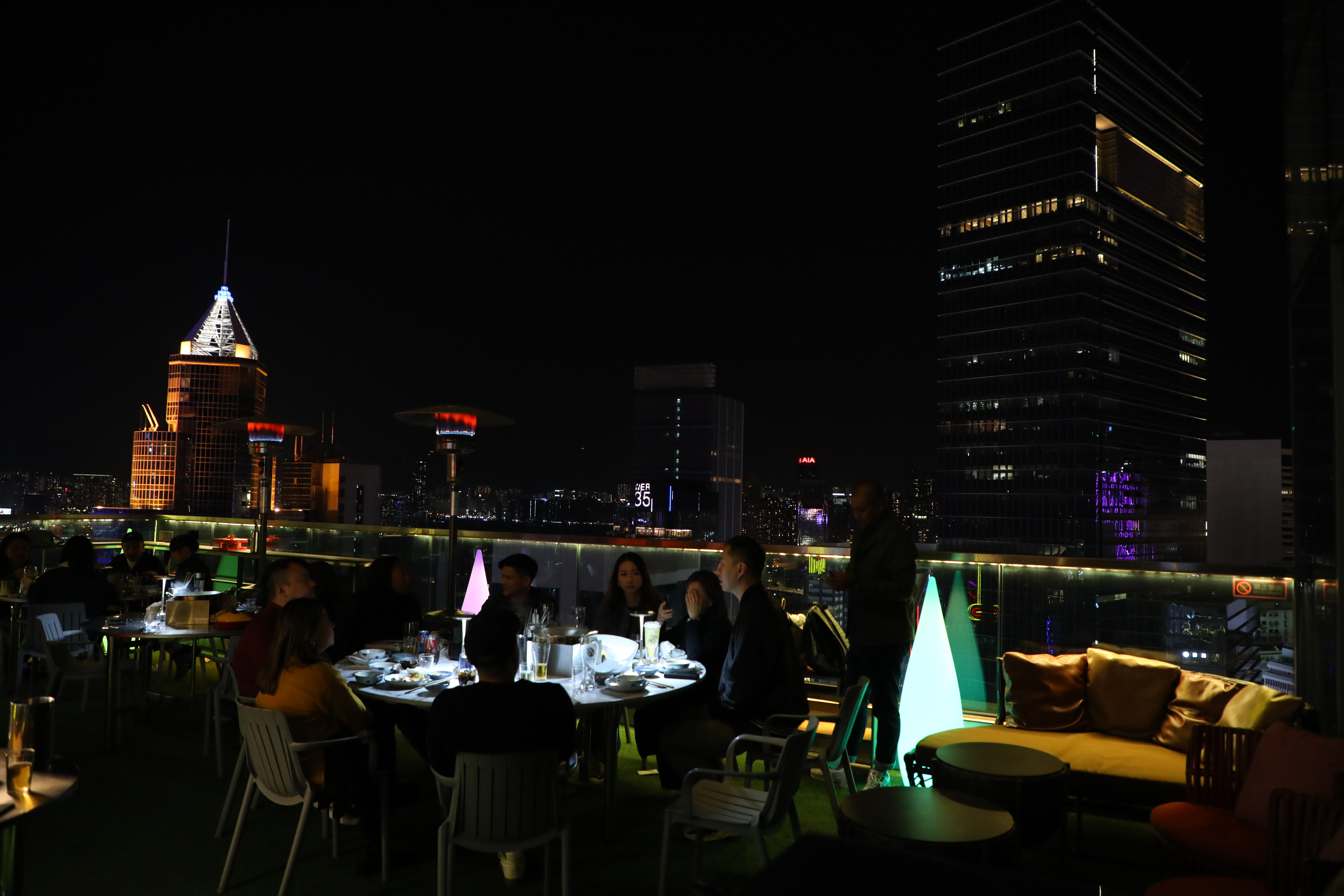 在高樓露台上，一邊吃火鍋一邊欣賞銅鑼灣的夜景。