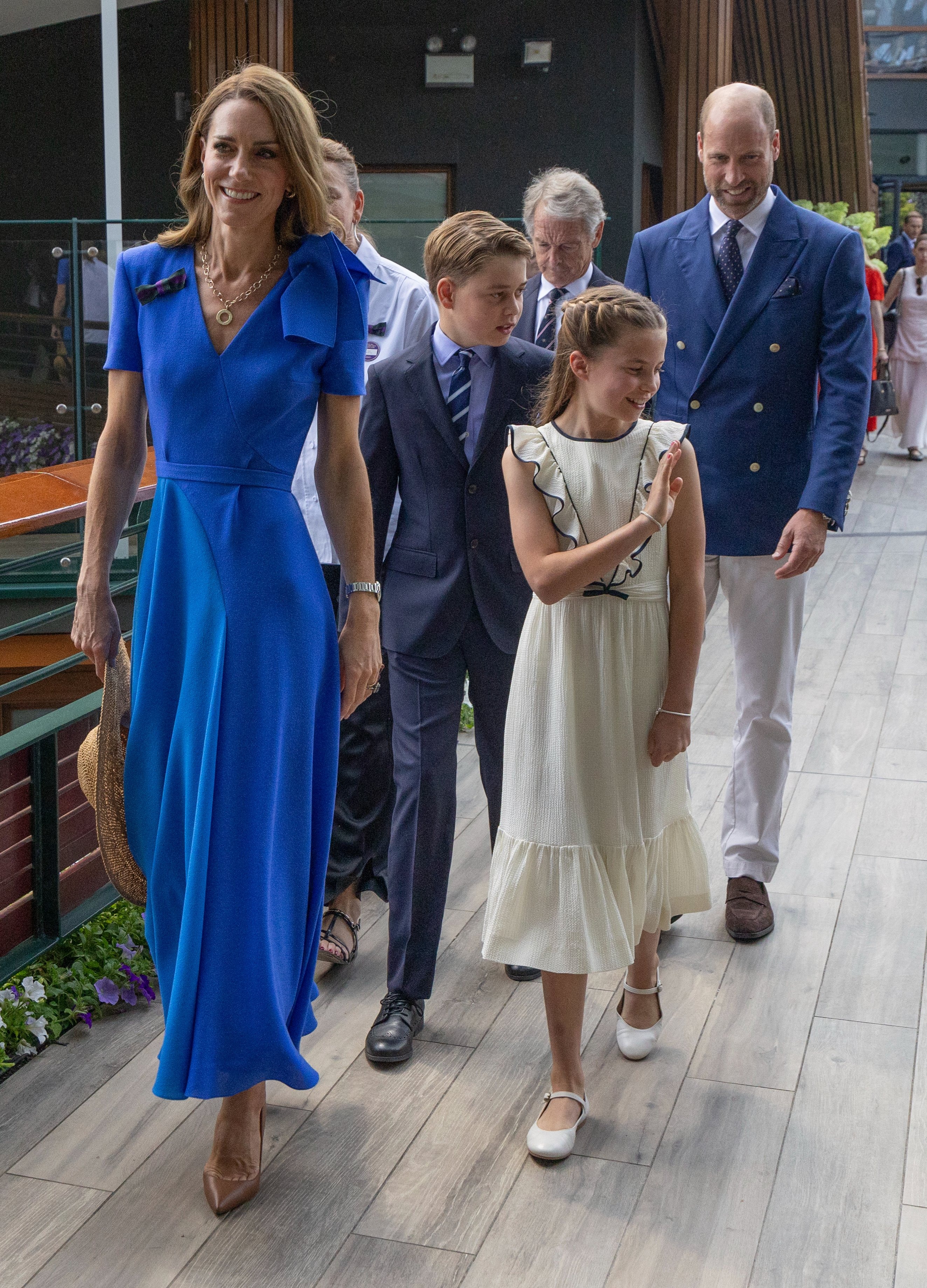 凱特王妃和夏綠蒂公主穿搭「藍白配」。(翻攝Wimbledon 臉書)