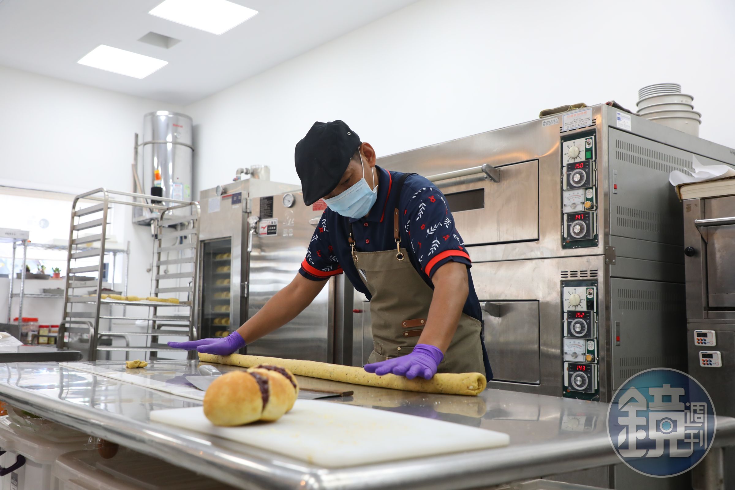 師傅正在池上米之間的廚房裡現做雜糧饅頭。