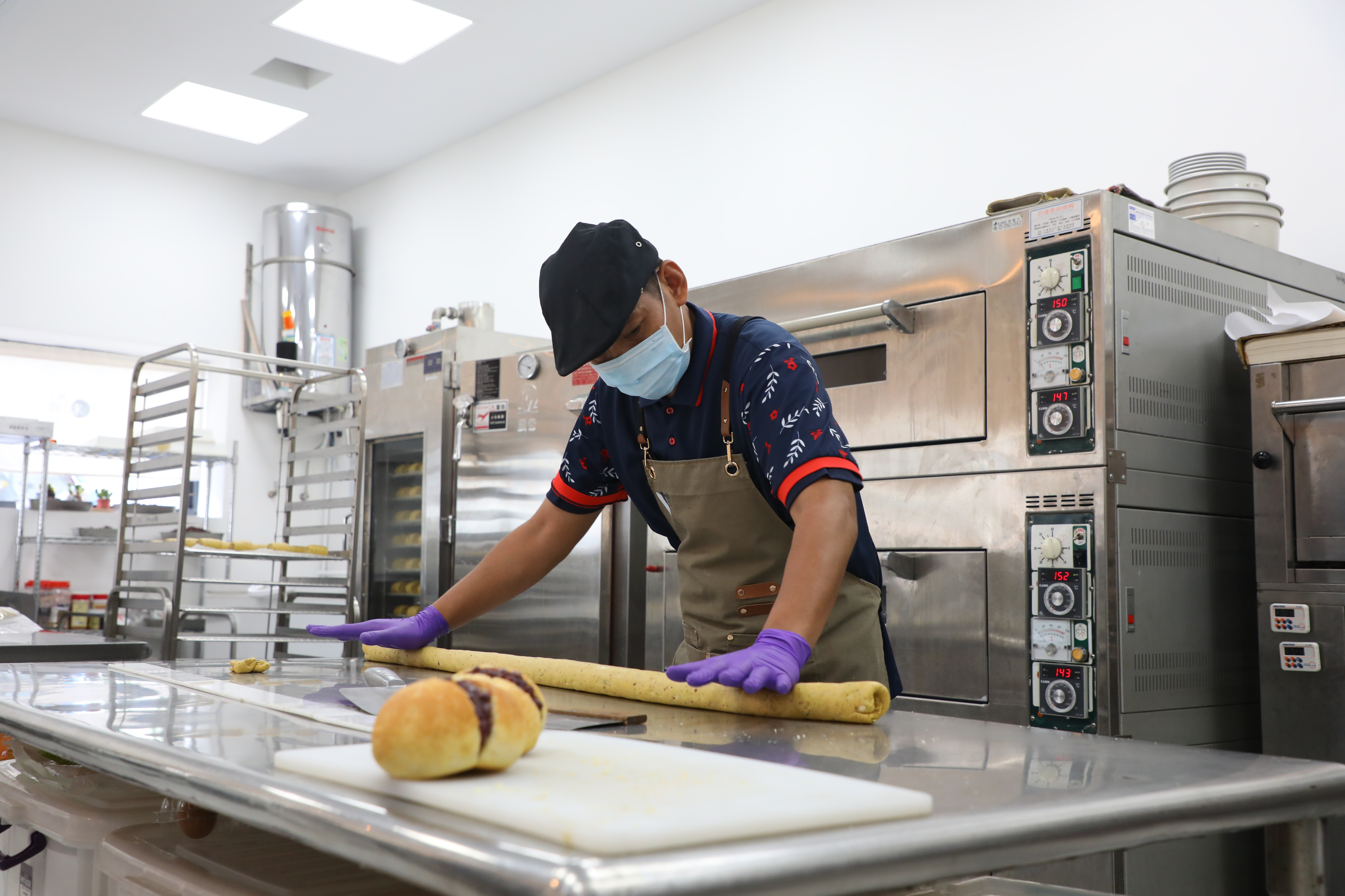 師傅正在池上米之間的廚房裡現做雜糧饅頭。