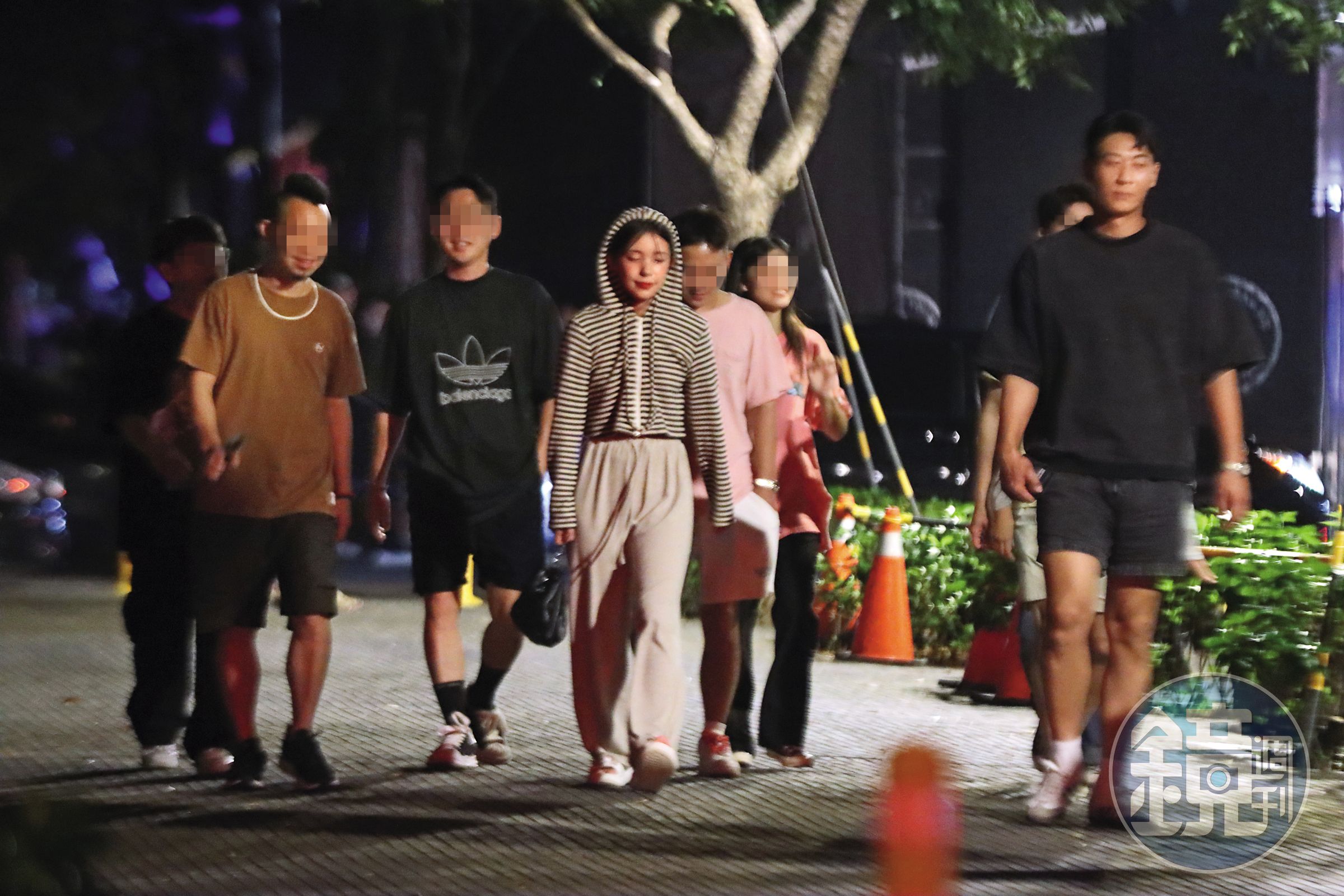 身高約200公分的韓國經紀人（右1），據悉真實身分就是李多慧（左4）的男友。