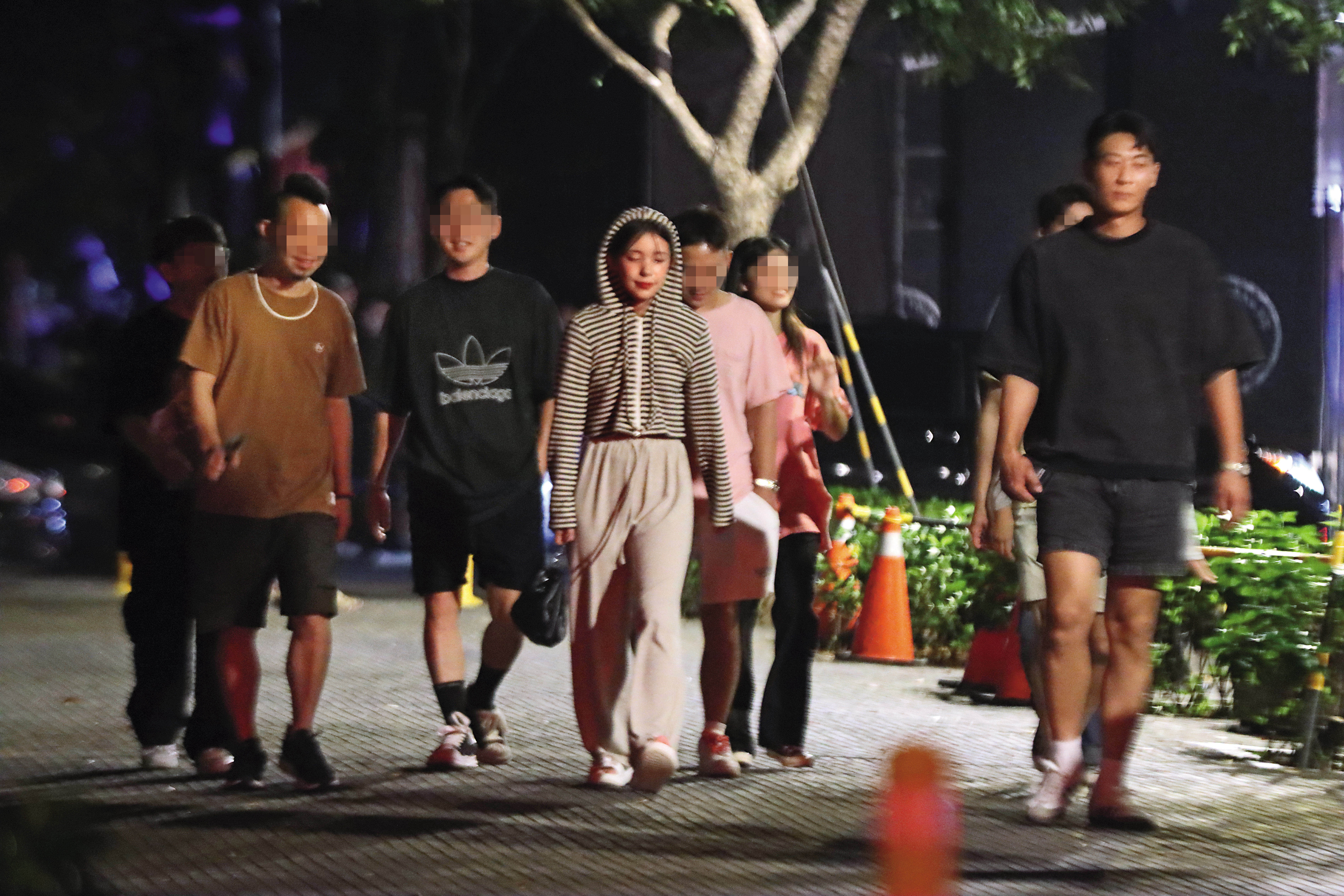 身高約200公分的韓國經紀人（右一），據悉真實身分就是李多慧（左四）的男友。