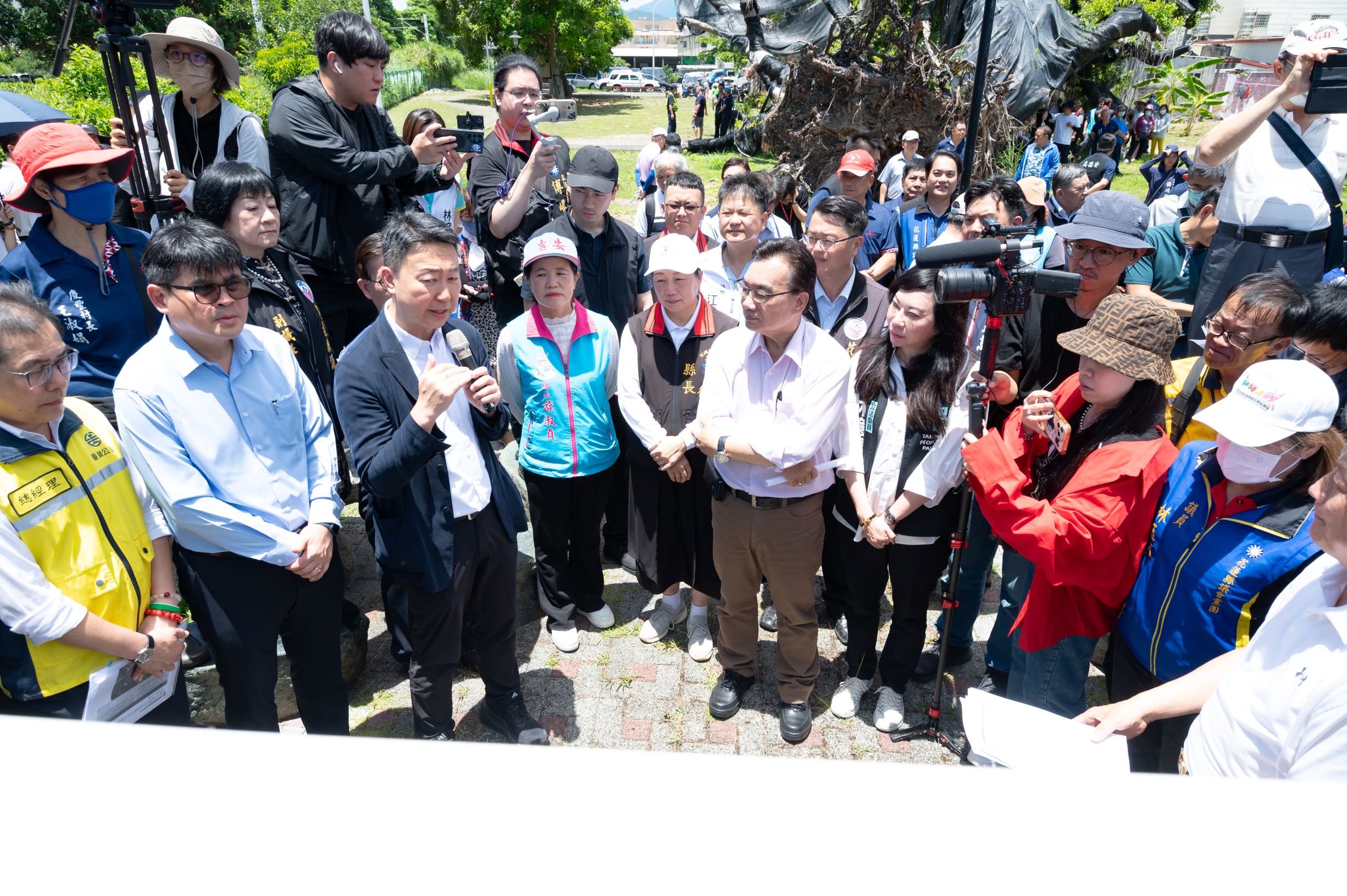 陳世凱今到花蓮會勘平交道建設，期間和傅崐萁、徐榛蔚言語正面交鋒。（交通部提供）