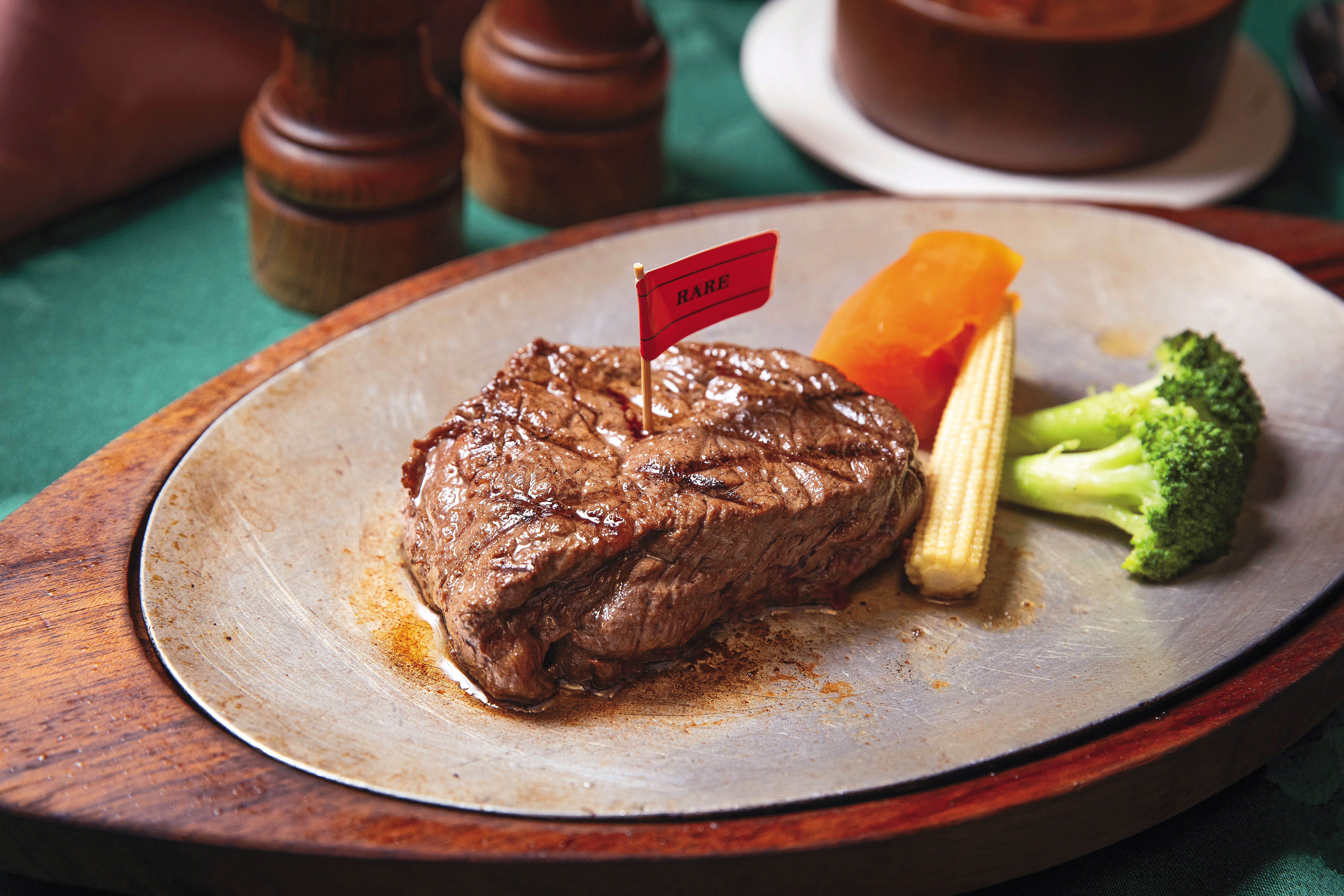 先醃再煎的美國頂級角尖牛排，選用的是Prime（極佳級）牛肉，這是老店的堅持。（1,980元／套餐）