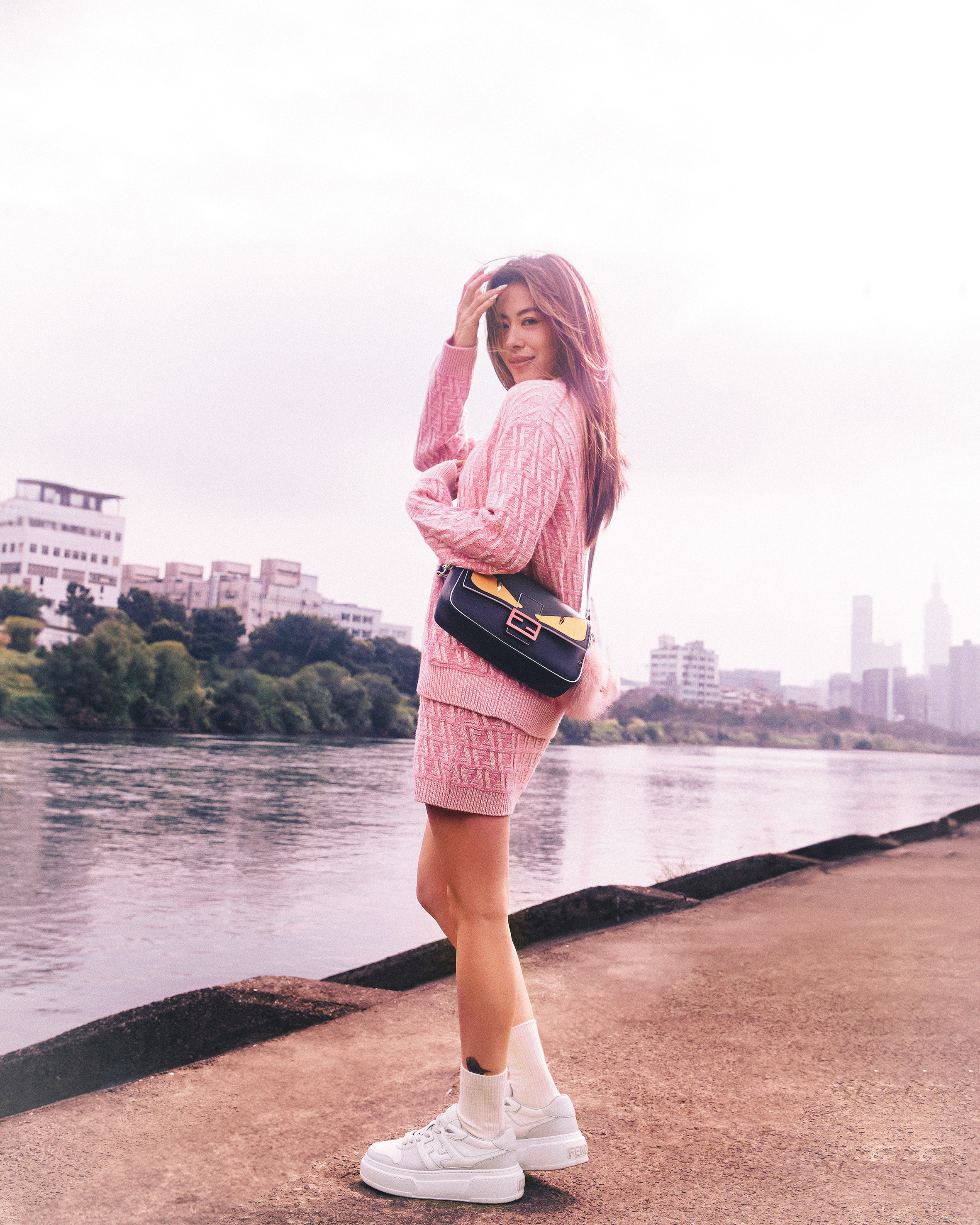 蔡詩芸搶揹FENDI Eyes Baguette, FF扣環以桃紅跳色處理,畫龍點睛。NT$130,000 (FENDI提供)