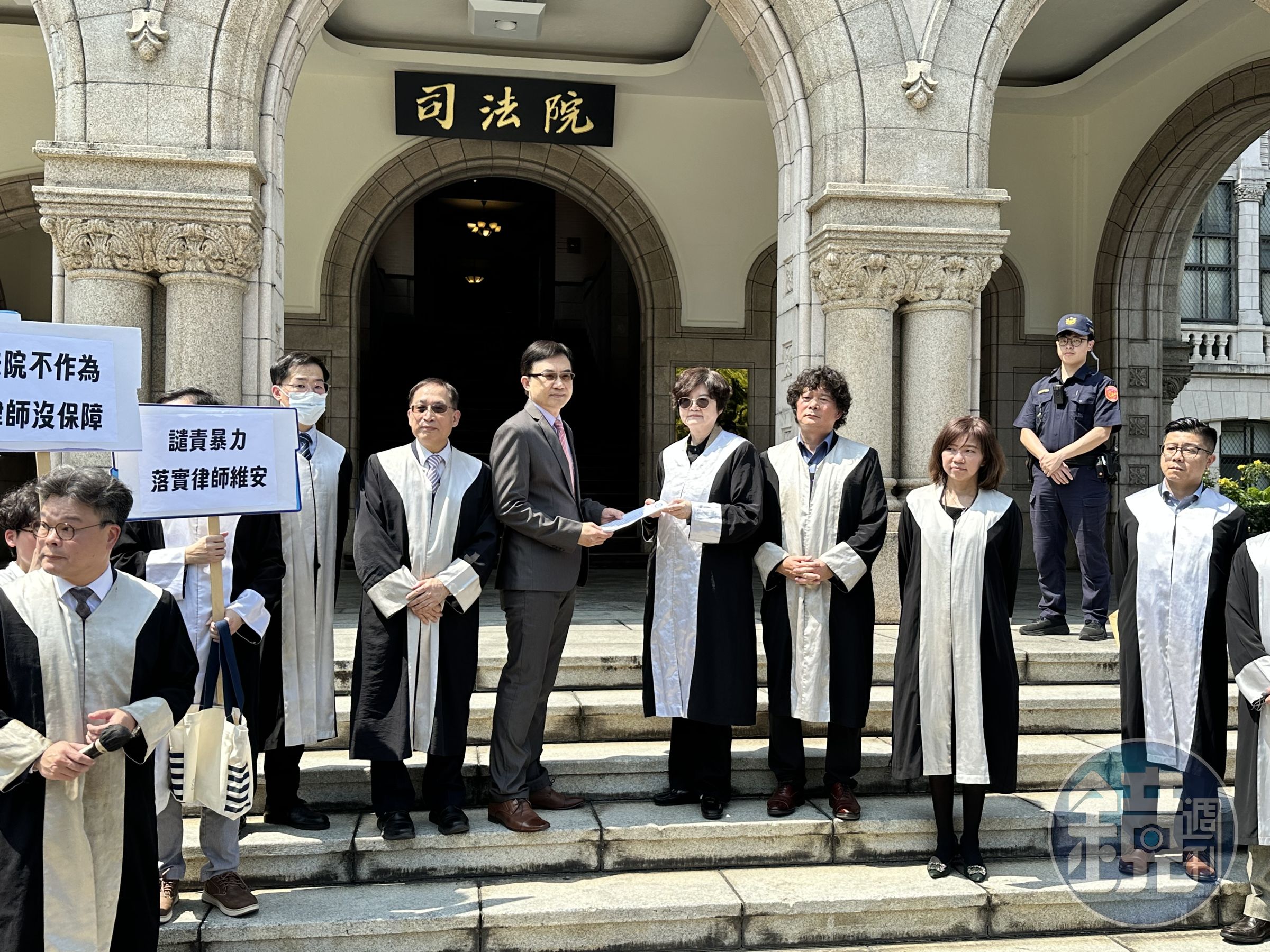 司法院發聲明強調暴力零容忍，並由發言人吳定亞收受全律會聲明書。