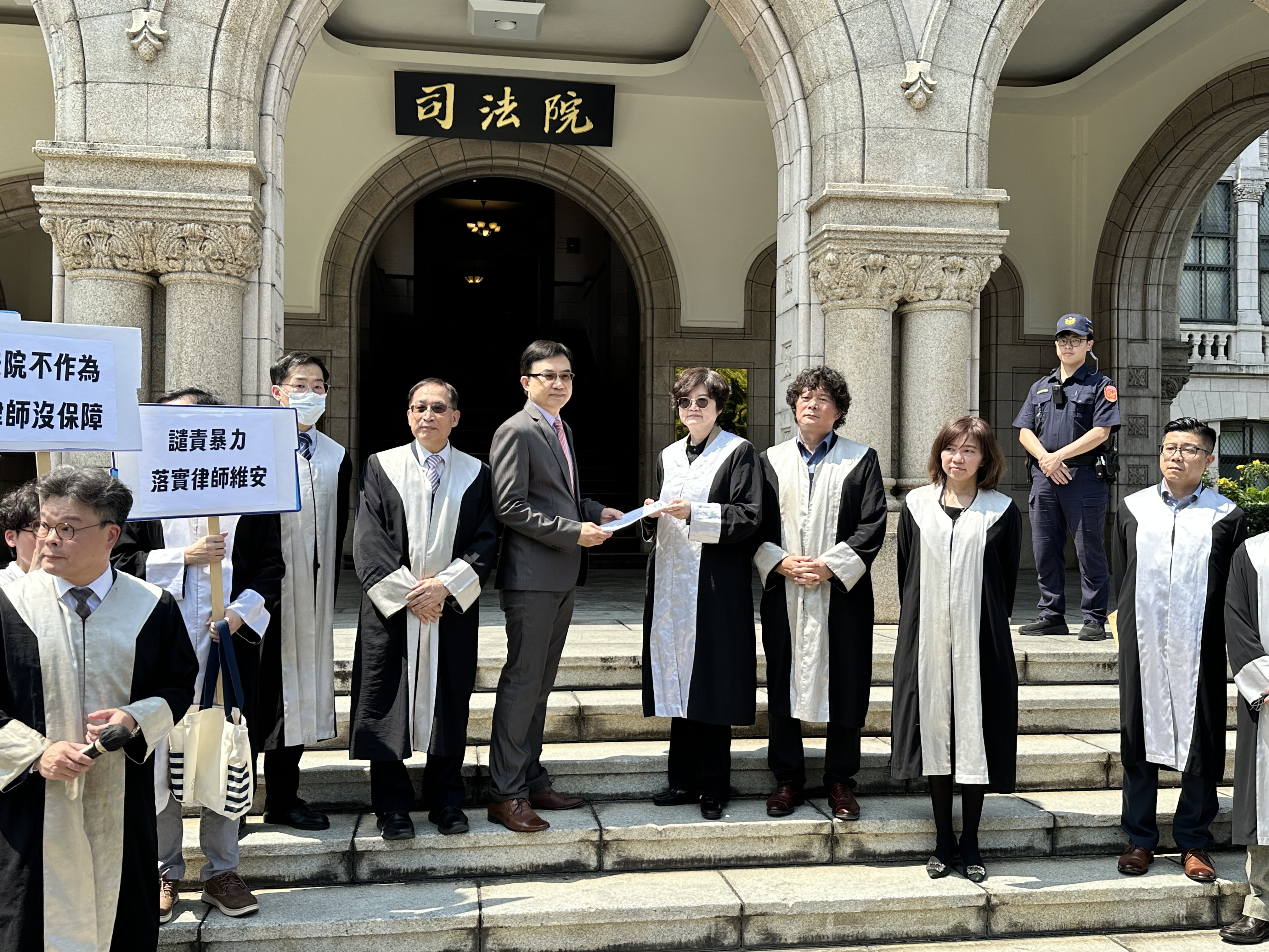 司法院發聲明強調暴力零容忍，並由發言人吳定亞收受全律會聲明書。