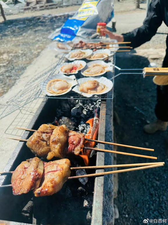 照片中還秀出了燒烤食材，相當豐盛。（白百何微博）