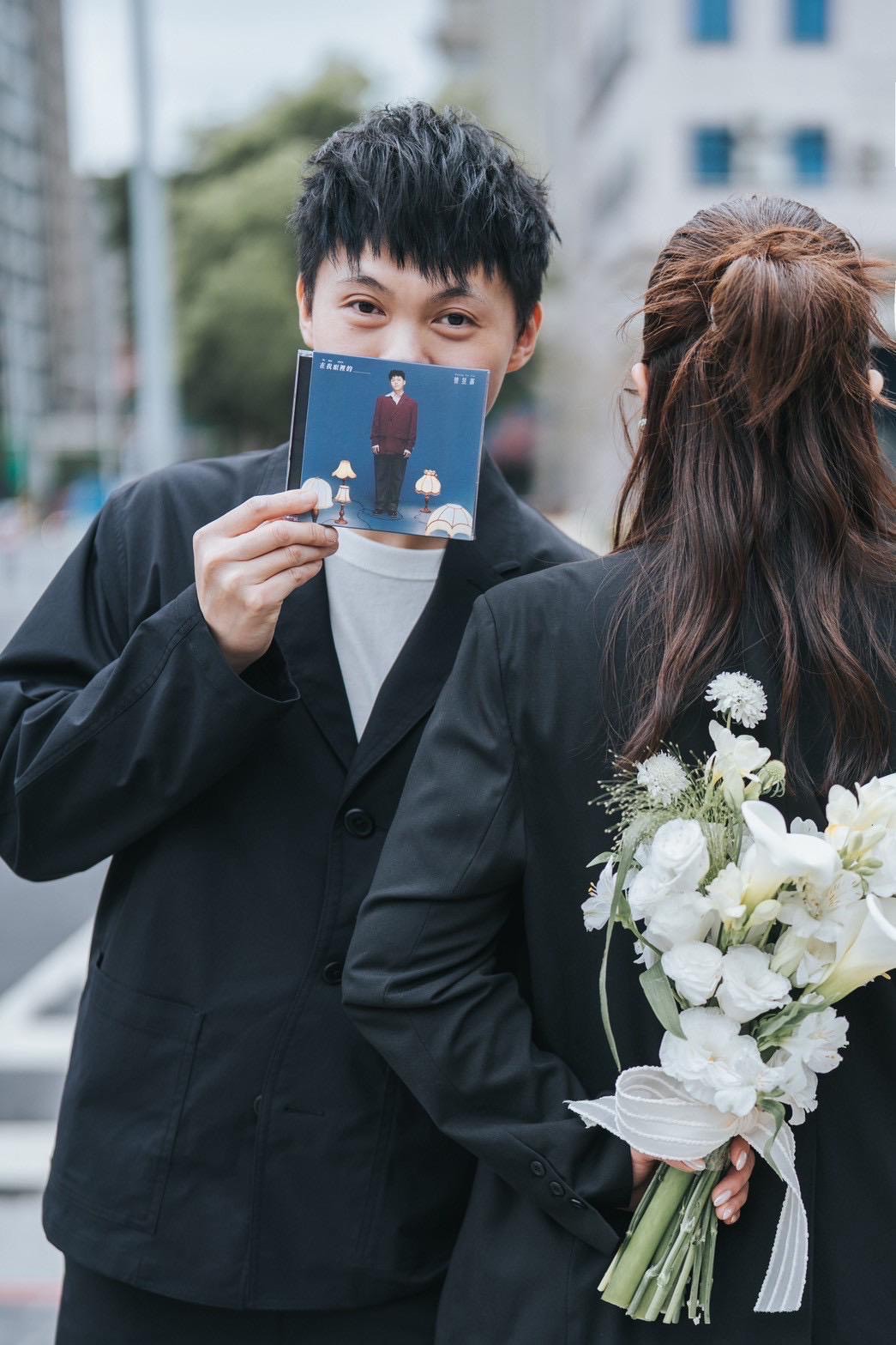 曾昱嘉選在今天36歲生日當天,與愛情長跑多年的女友登記結婚。(福茂唱片提供)