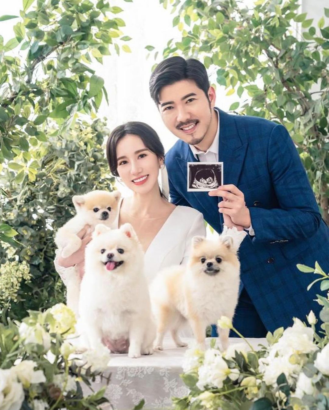 Apple與趙國翔手拿超音波照，宣布結婚與懷孕喜訊。（翻攝qiaoxinhuang IG）