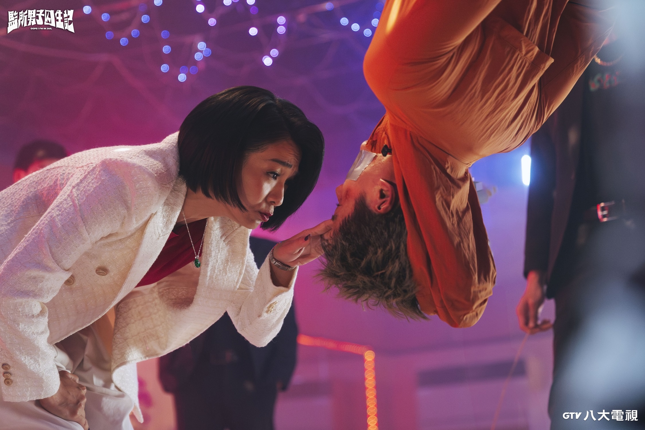 陳雪甄（左）透露在陳澤耀（右）拍攝倒吊戲時，非常緊張。（八大電視、壹壹影業、愛奇藝國際版提供）