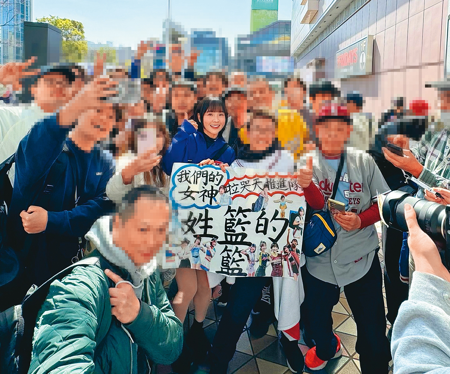 籃籃身為樂天桃猿應援團推進隊長，有著高人氣，常被球迷包圍。（翻攝自籃籃IG）