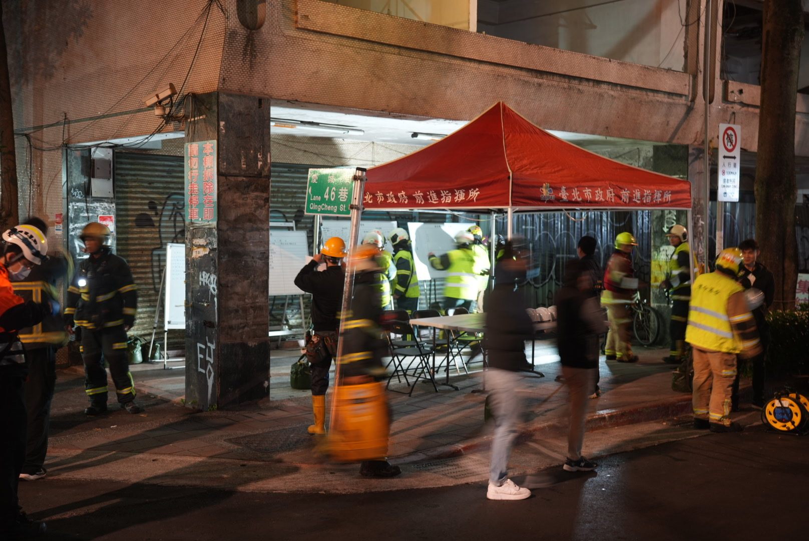 慶城街工地施工造成道路坍塌情形,建管處立即抵達現場指揮進行緊急安全措施。(台北市政府提供)