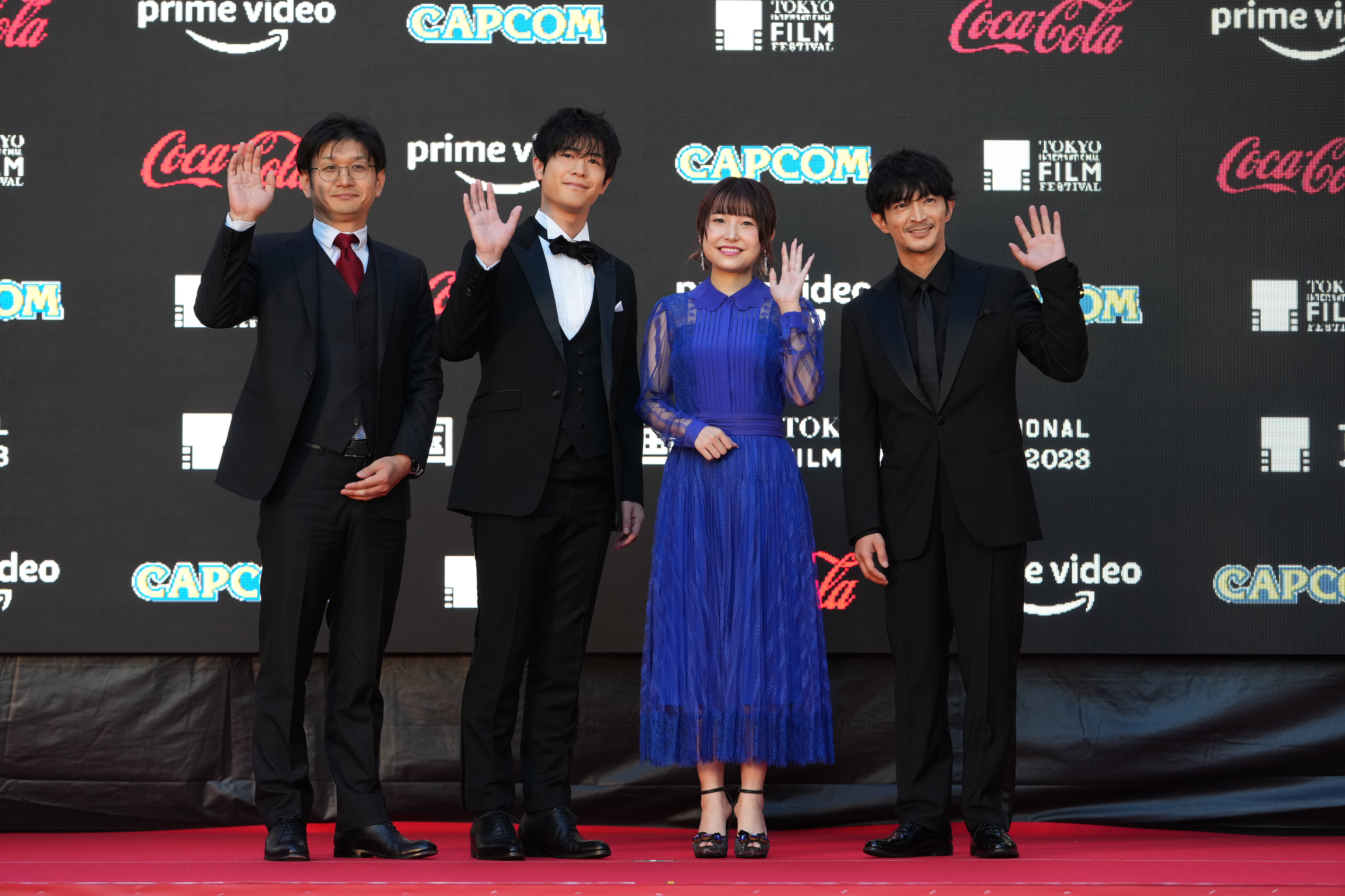 《北極百貨的秋乃小姐》導演板津匡覧（左起）與聲優大塚剛央、川井田夏海、津田健次郎登上東京國際影展紅毯。（東京國際影展提供）