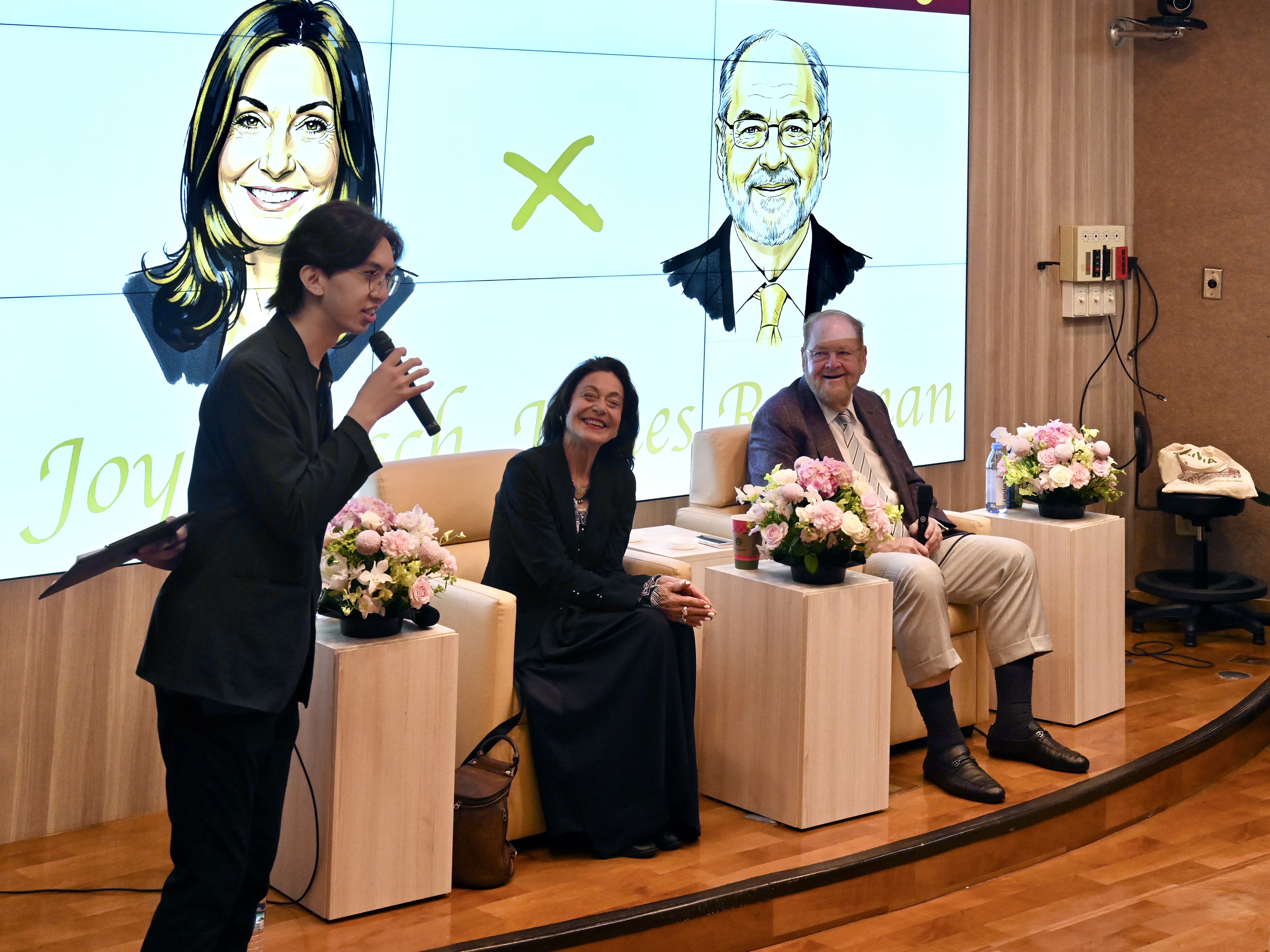 詹姆斯・羅思曼教授(圖右)及其夫人–耶魯大學知名神經科學家喬伊・赫希教授(圖中，)參與臺大座談會，共同分享寶貴的科學熱情與人生體悟。（臺大提供）