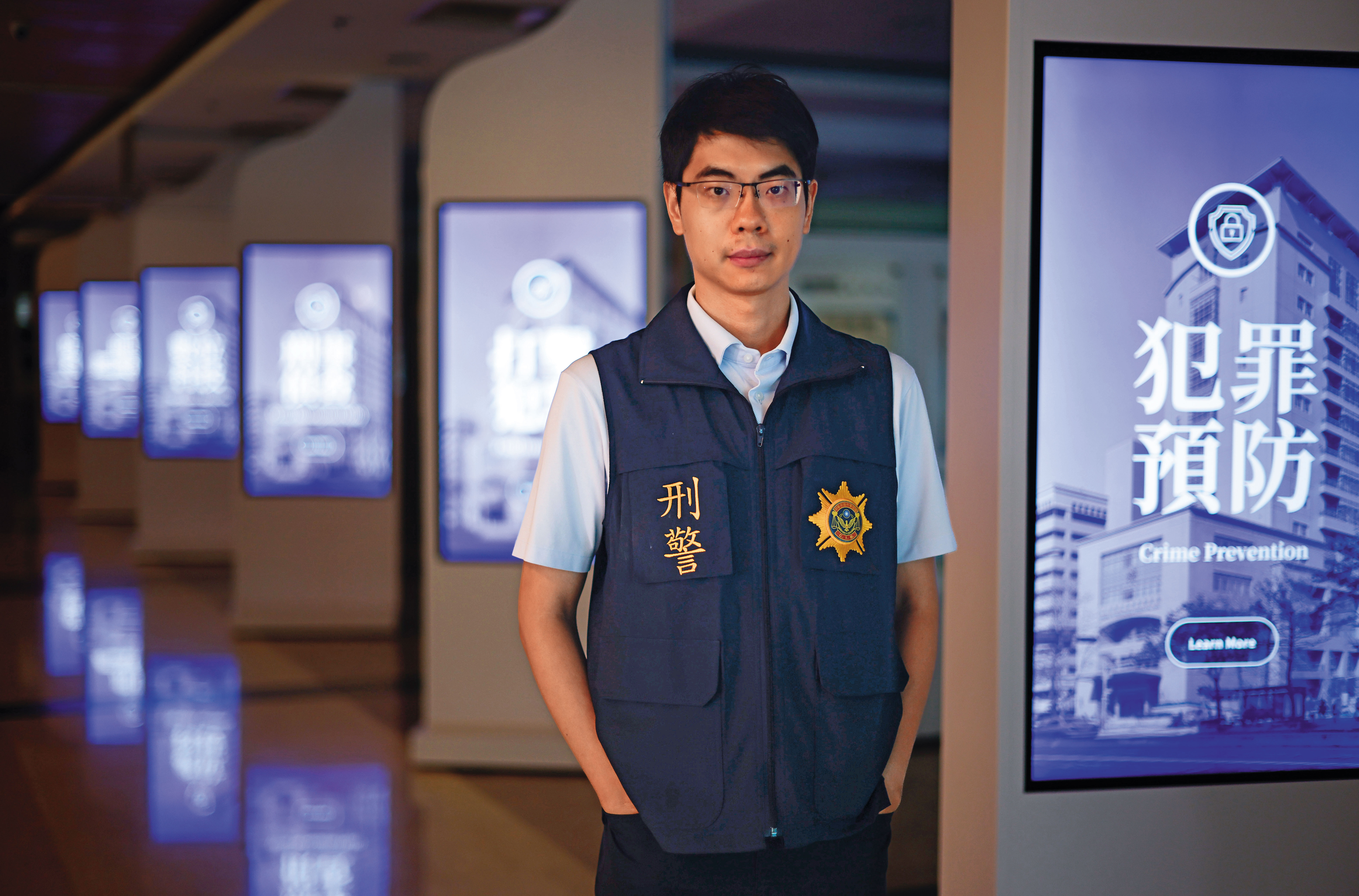 張佳勳被同僚稱為點子王，曾在165專線服務7年，負責金融詐騙政策處理。 