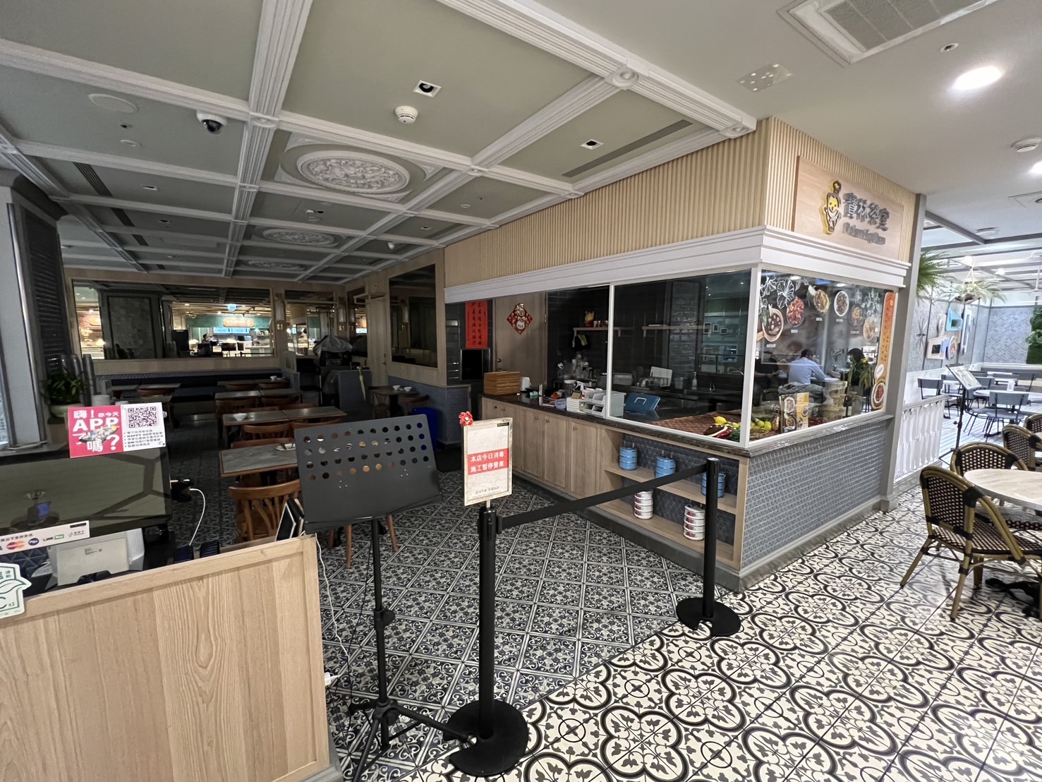 信義遠百A13寶林茶室爆發疑似食物中毒案，至今已知17人受害，其中2人不幸死亡。