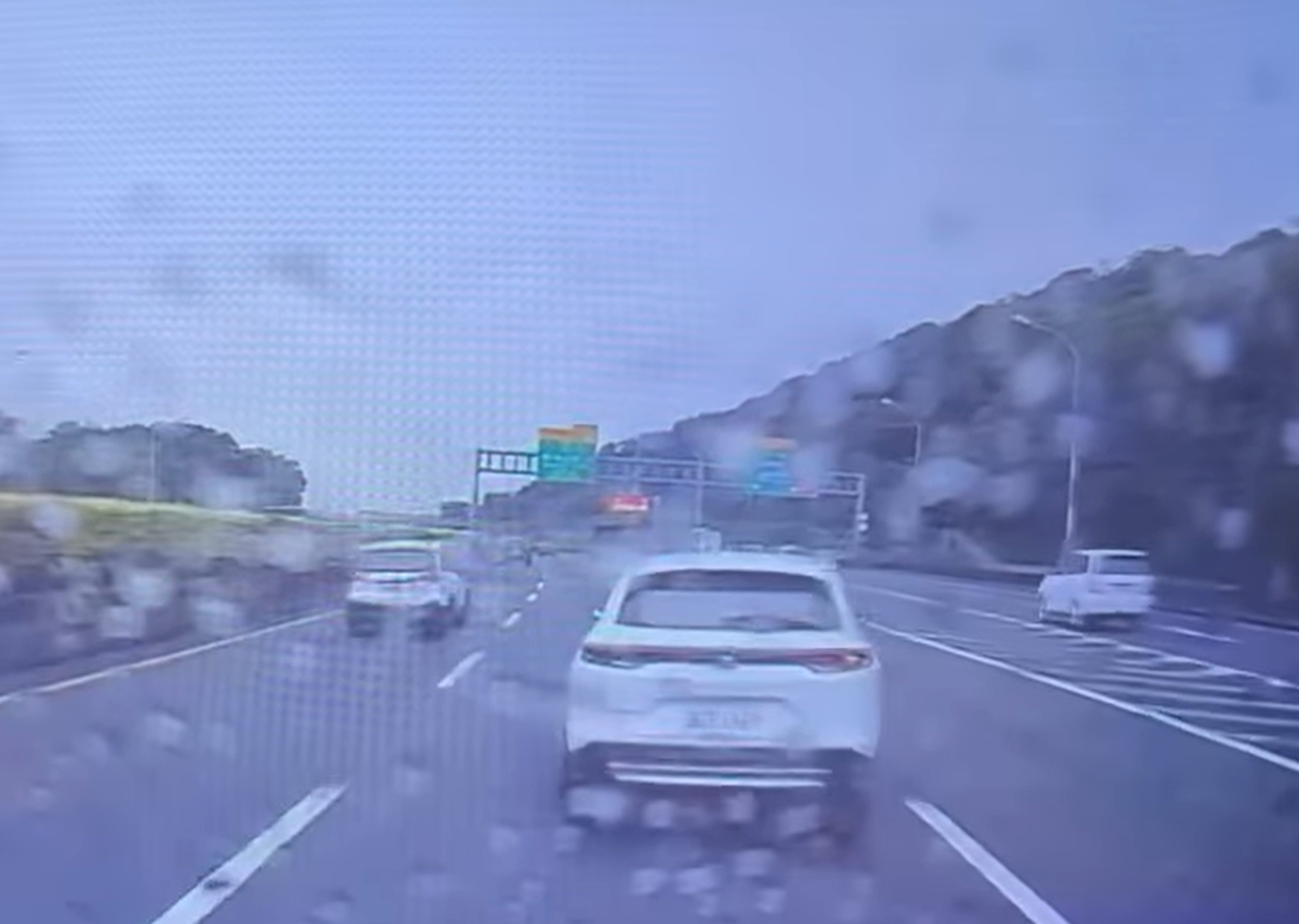 一部白色休旅車在國道疑似錯過高架匝道，竟在中線車道停下來，離譜行經引發網友批評。（翻攝「爆料公社」臉書）