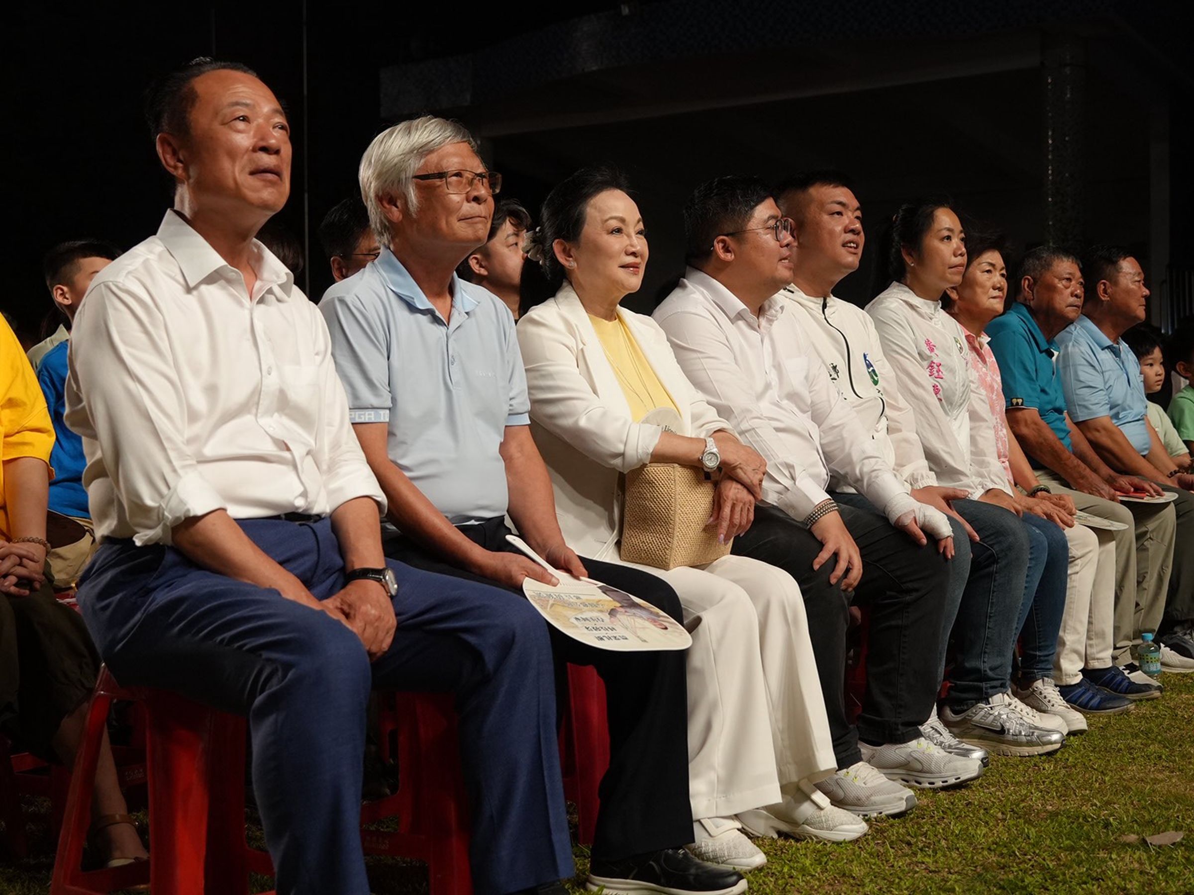 嘉義縣翁章梁縣長（左一）贊助者張義德先生及許美麗女士（左二、左三）立法委員蔡易餘（左四）到場觀賞。（紙風車劇團提供）